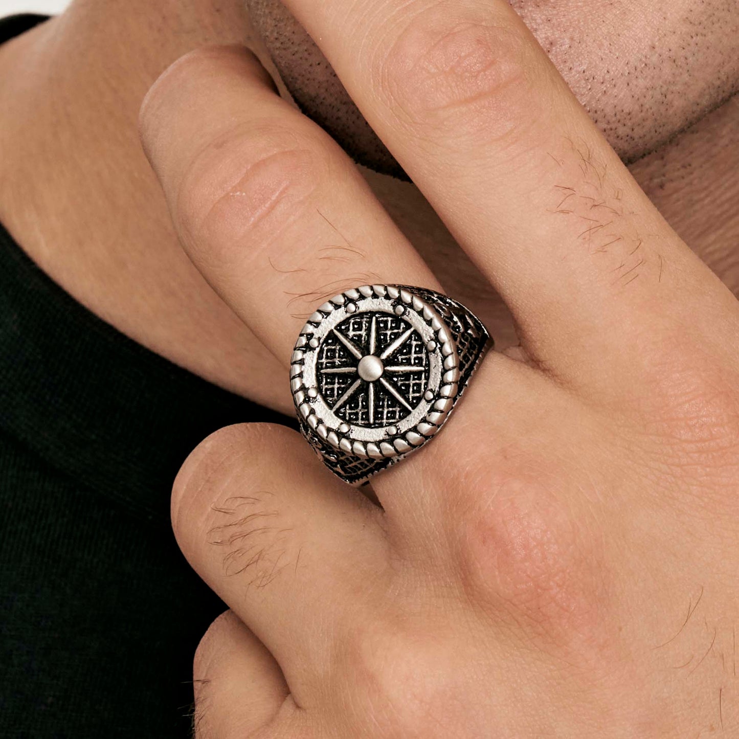 ANILLO DE ACERO PARA HOMBRE CON ROSA DE LOS VIENTOS