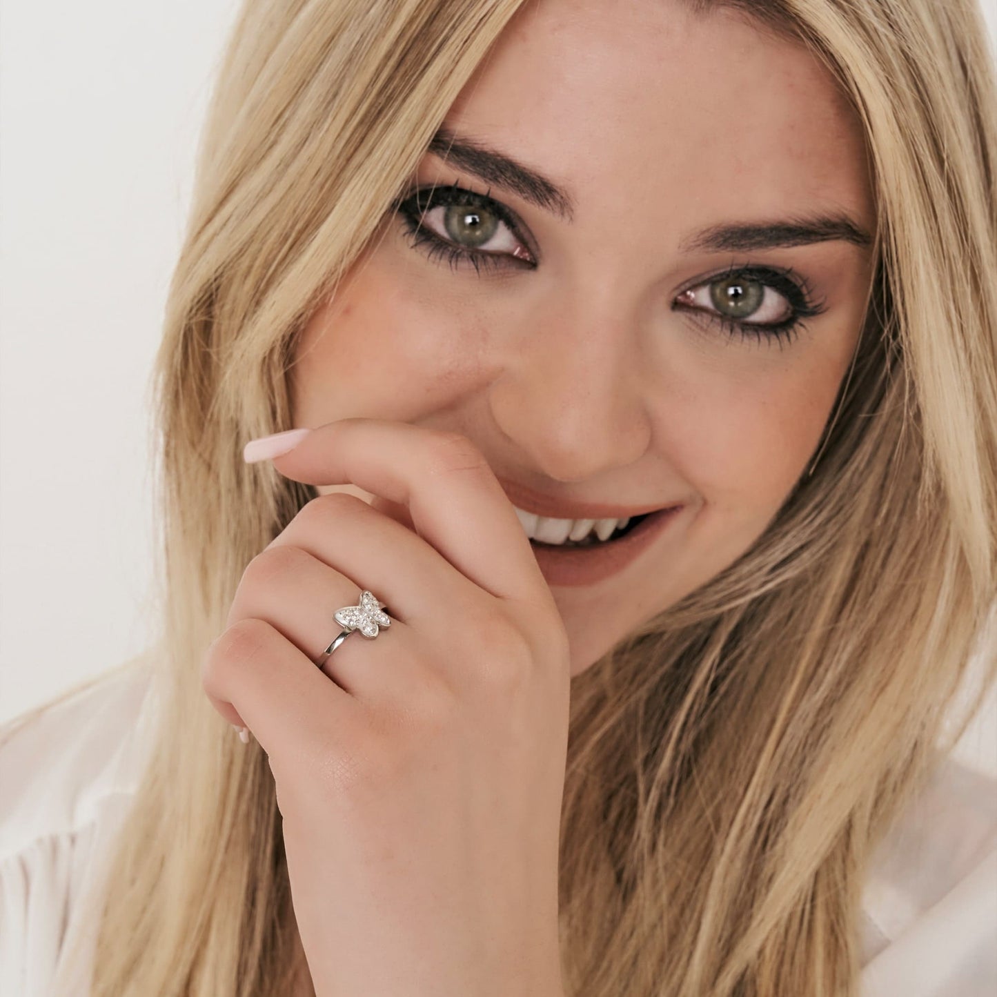 ANILLO DE ACERO PARA MUJER CON MARIPOSA Y CRISTALES BLANCOS TALLA: S