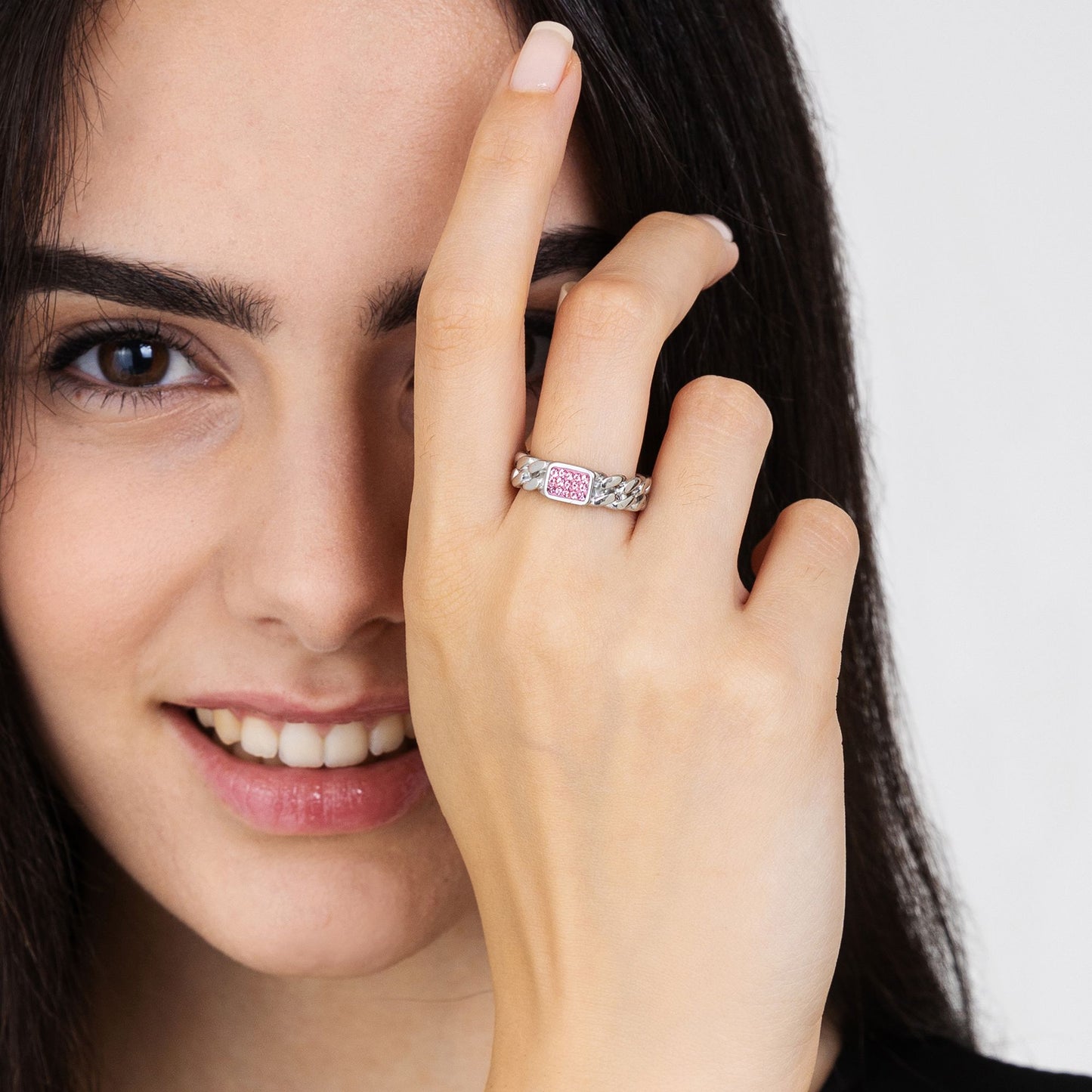 ANILLO DE ACERO PARA MUJER CON CRISTALES FUCSIA