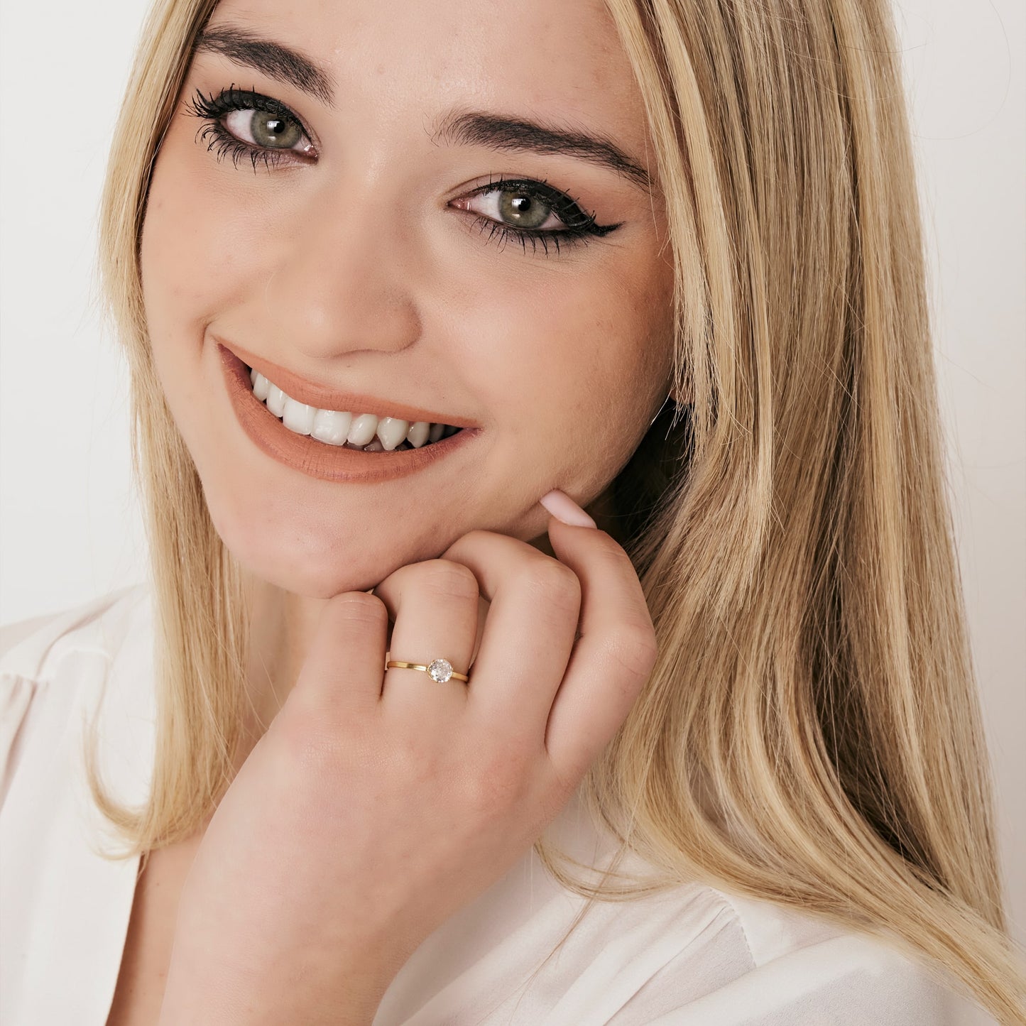 ANILLO SOLITARIO DE ACERO PARA MUJER CON CRISTAL BLANCO