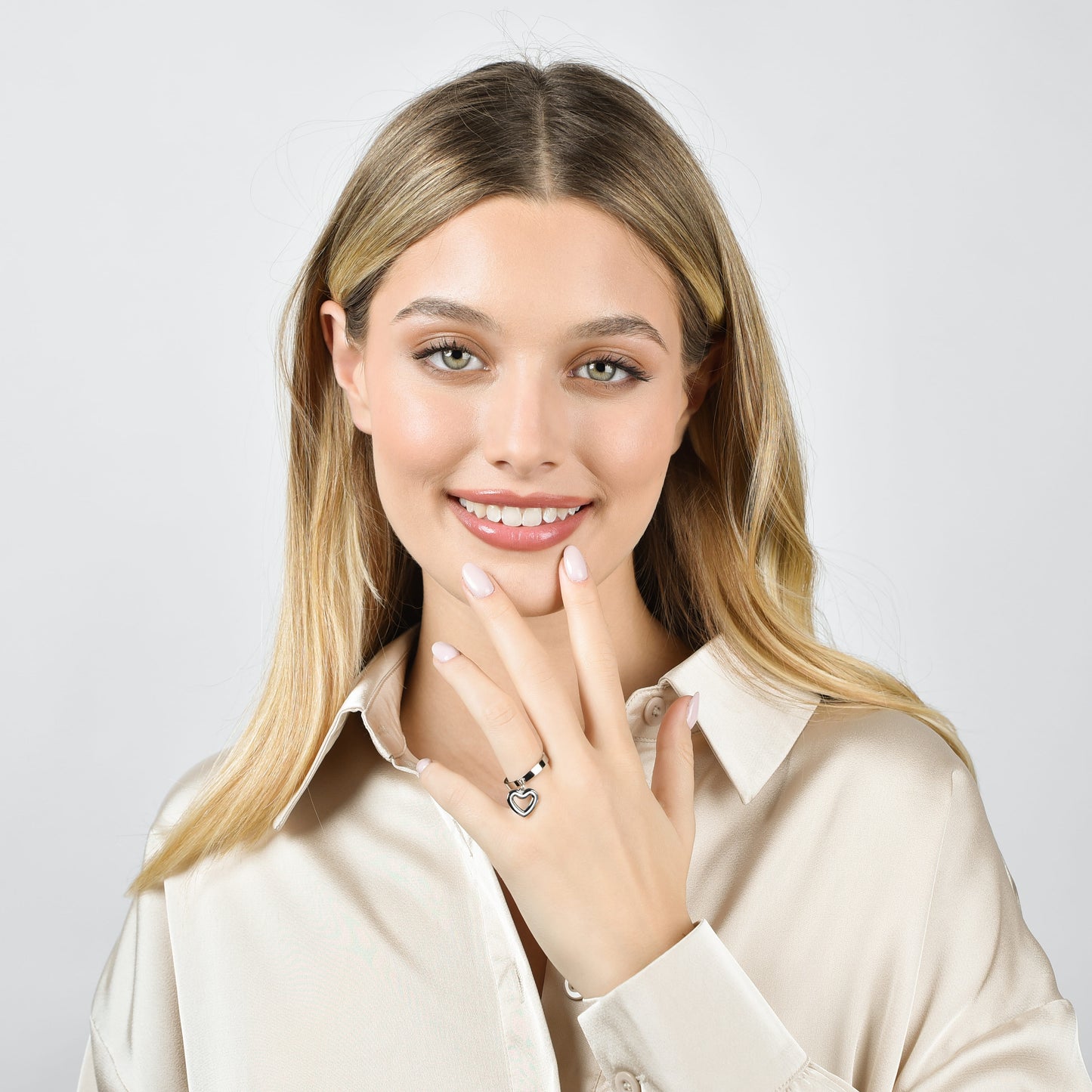 ANILLO DE ACERO PARA MUJER CON CORAZÓN PERFORADO