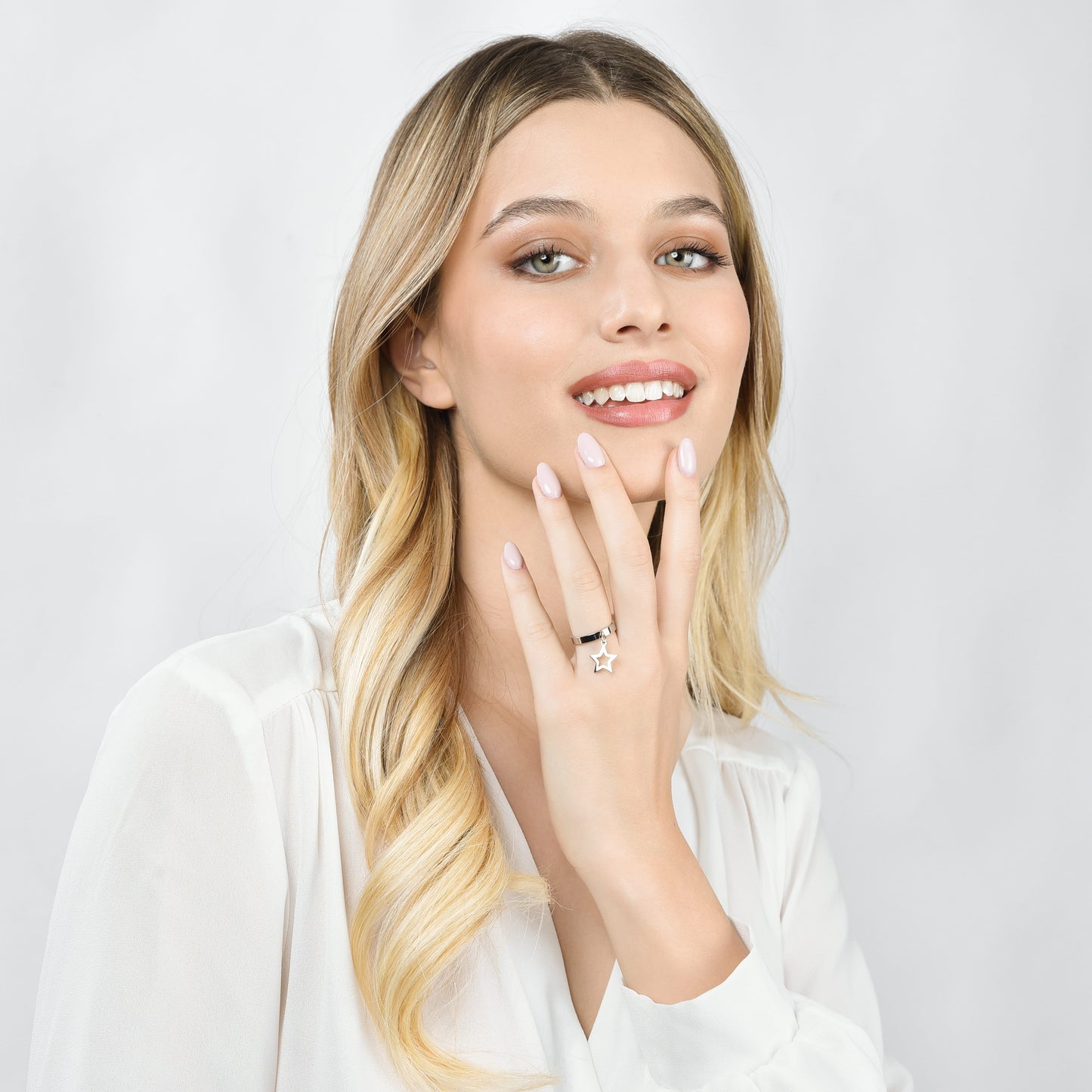 ANILLO DE ACERO PARA SEÑORA CON ESTRELLA PERFORADA