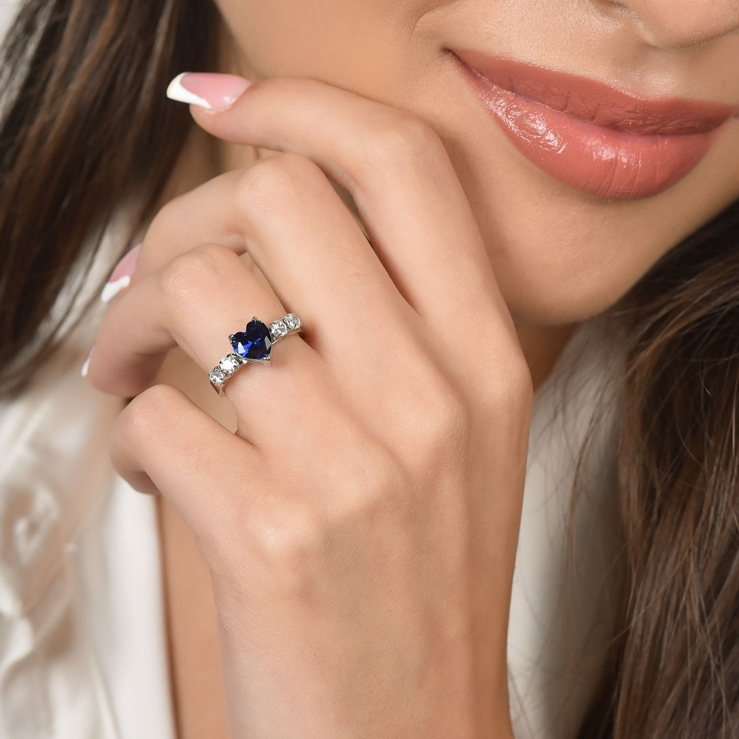 ANILLO DE ACERO PARA MUJER CON CRISTALES BLANCOS Y CORAZÓN DE CRISTAL AZUL