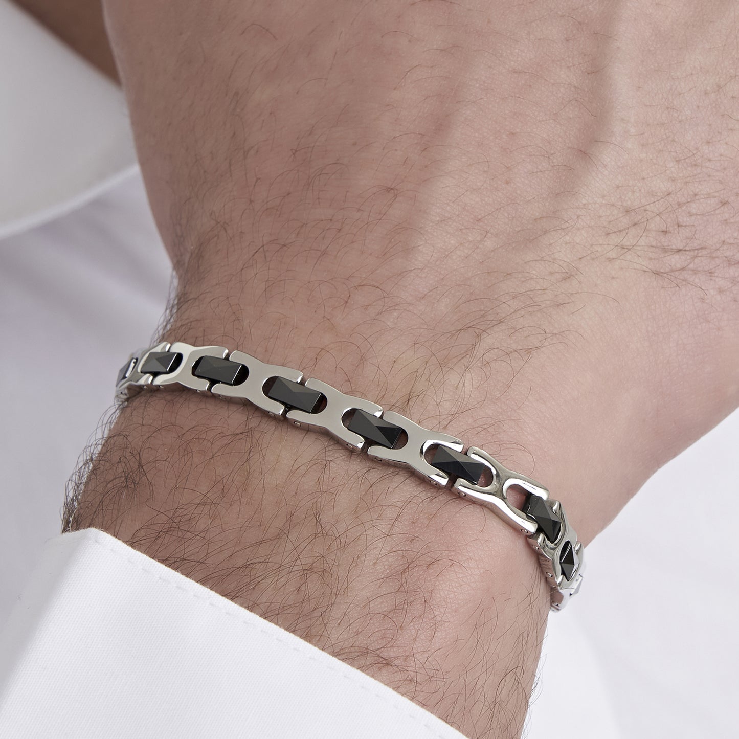 BRAZALETE DE ACERO PARA HOMBRE CON ELEMENTOS DE CERÁMICA NEGRA