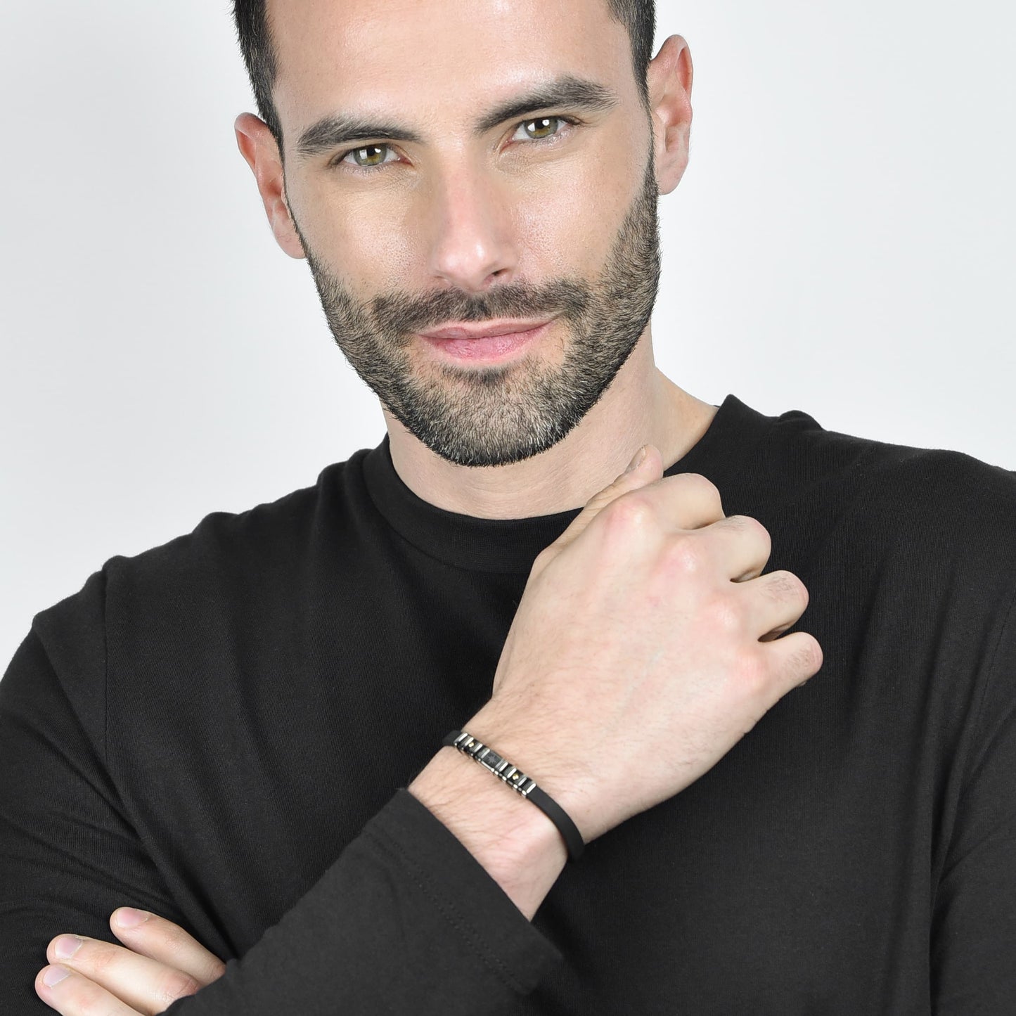 PULSERA DE HOMBRE DE SILICONA NEGRA CON ELEMENTOS DE ACERO Y IP NEGRA Y ROSA DE LOS VIENTOS