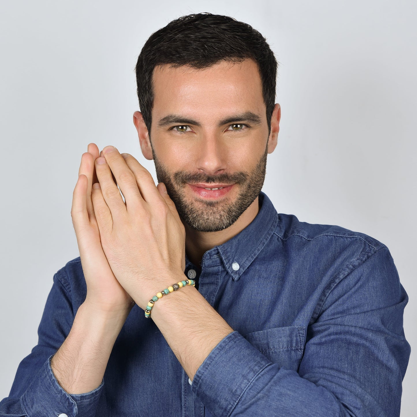 PULSERA ELÁSTICA DE HOMBRE CON PIEDRAS TURQUESAS Y AMARILLAS Y ELEMENTOS DE ACERO