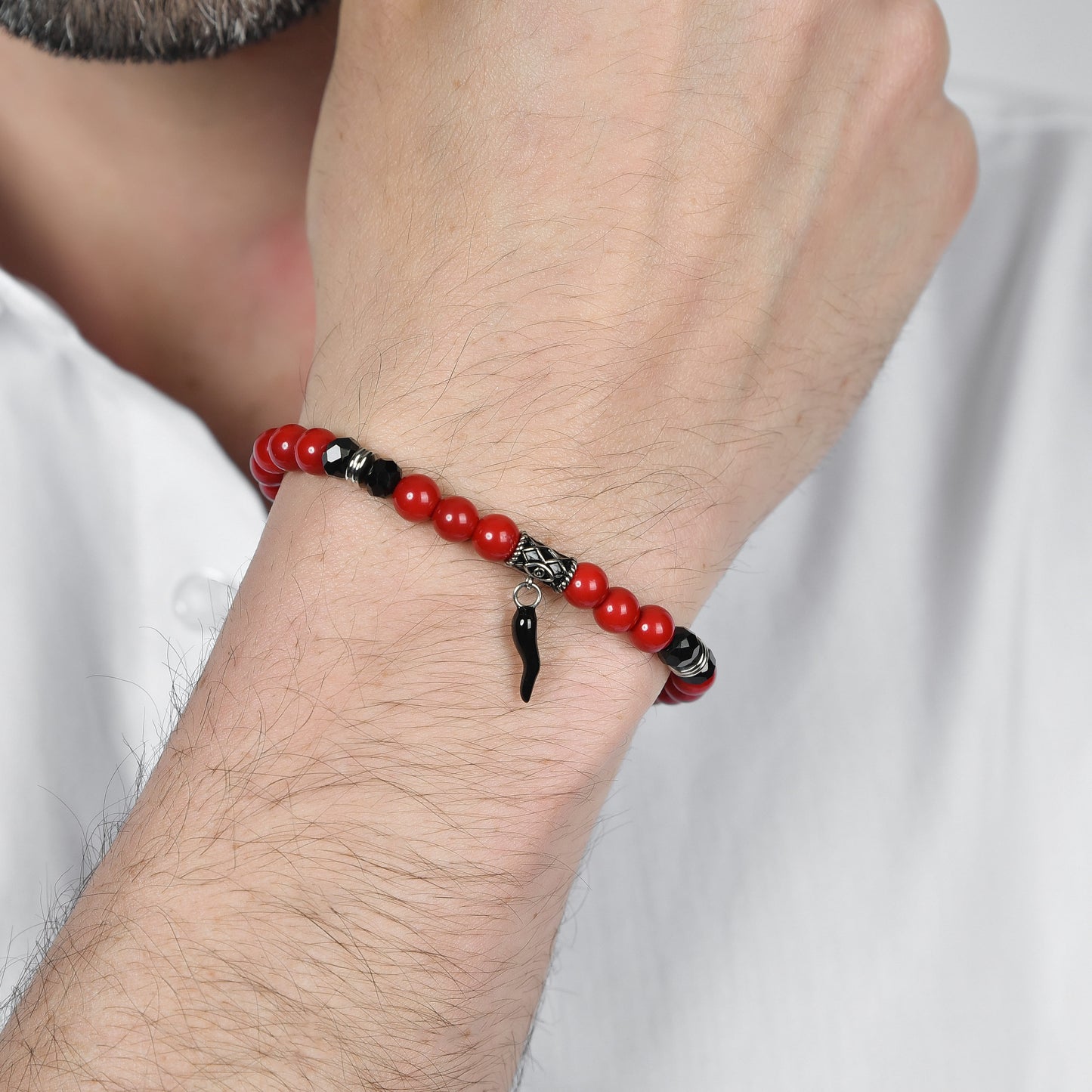 PULSERA ELÁSTICA DE HOMBRE CON PIEDRAS ROJAS Y NEGRAS Y CUERNO NEGRO