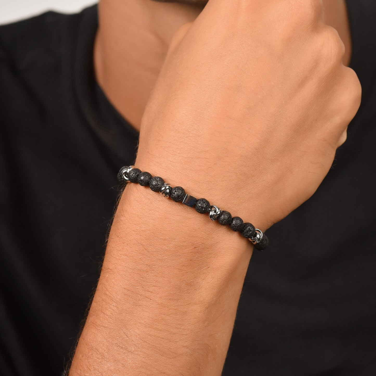 PULSERA DE ACERO PARA HOMBRE CON PIEDRAS NEGRAS Y ELEMENTOS DE ACERO