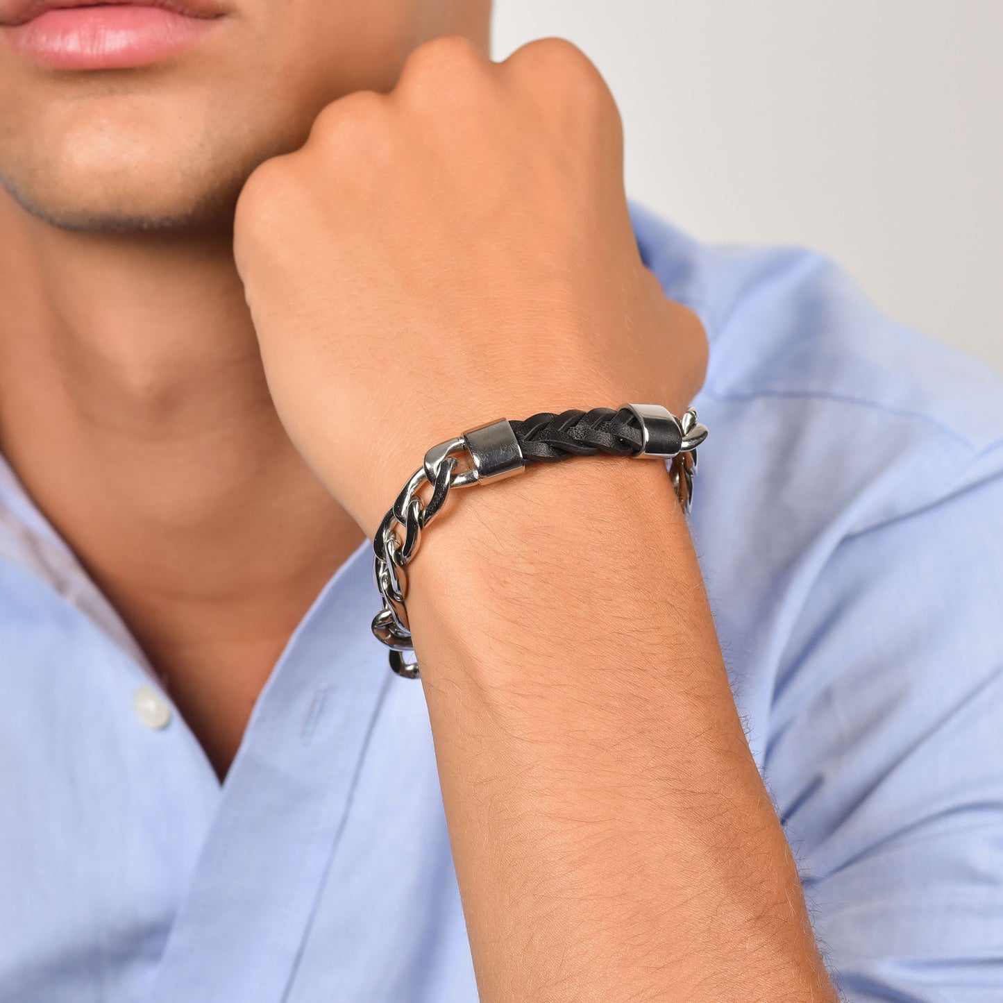BRAZALETE DE ACERO PARA HOMBRE CON ELEMENTO DE CUERO NEGRO