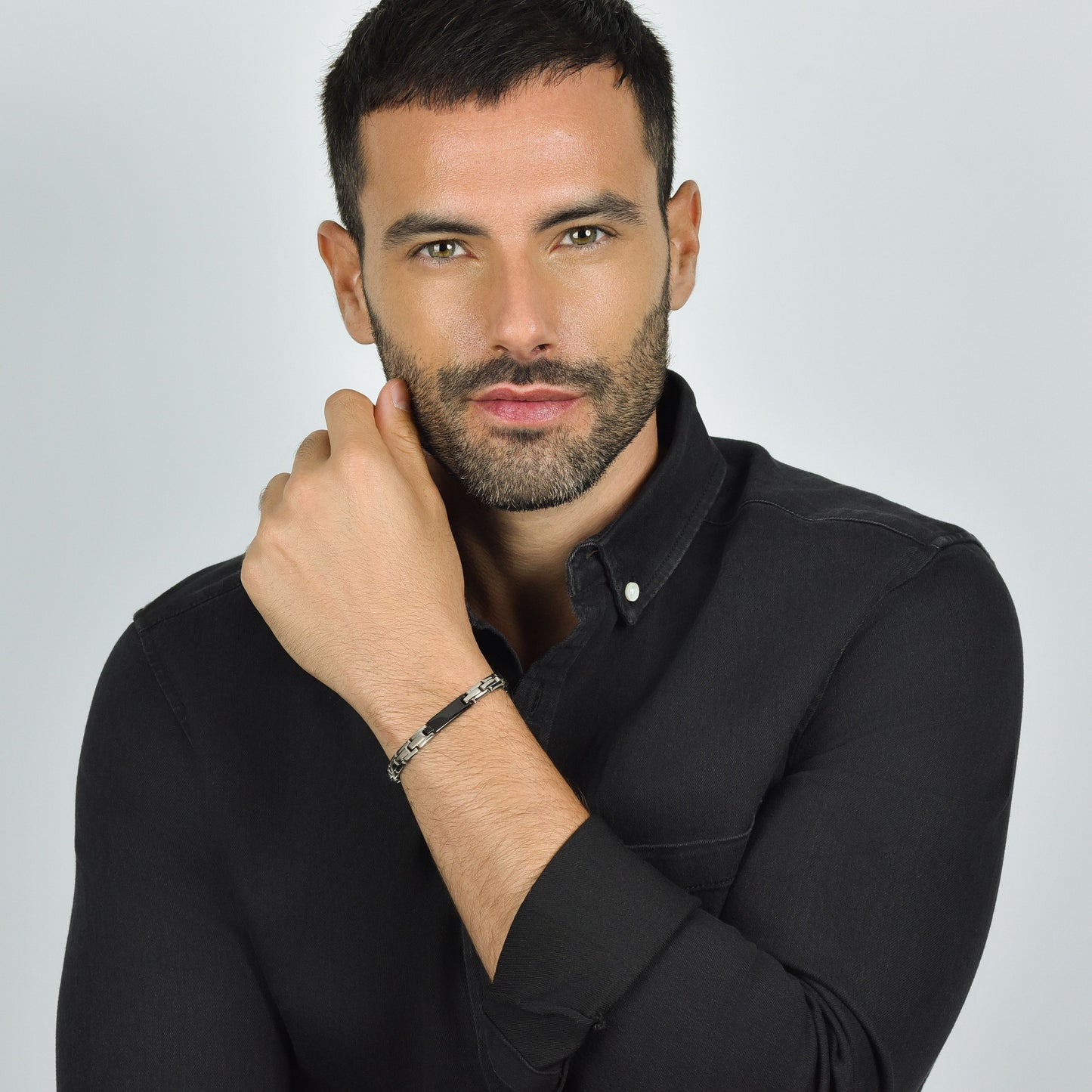 BRAZALETE DE ACERO PARA HOMBRE CON PLACA IP NEGRA