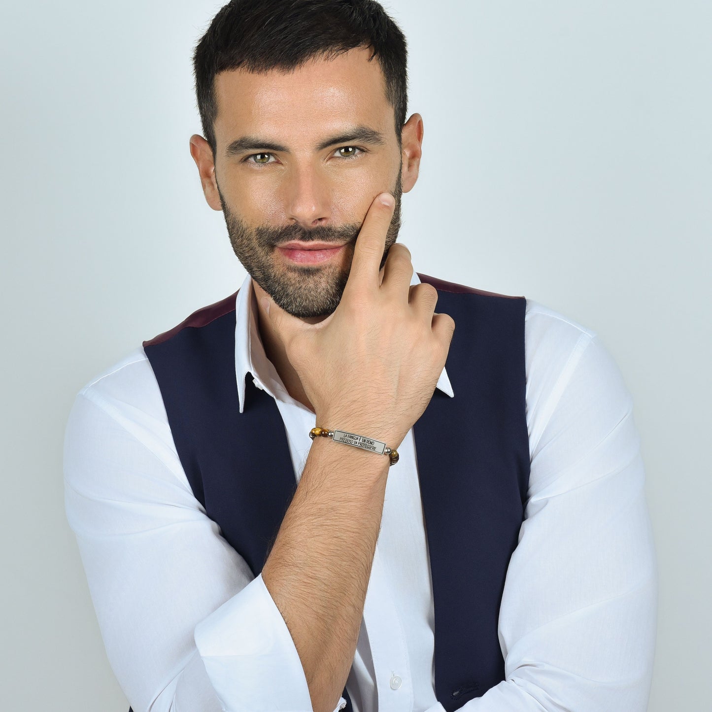 BRAZALETE DE ACERO DE LOS HOMBRES DE LA FAMILIA ES UN REGALO PRECIOSO PARA PROTEGER