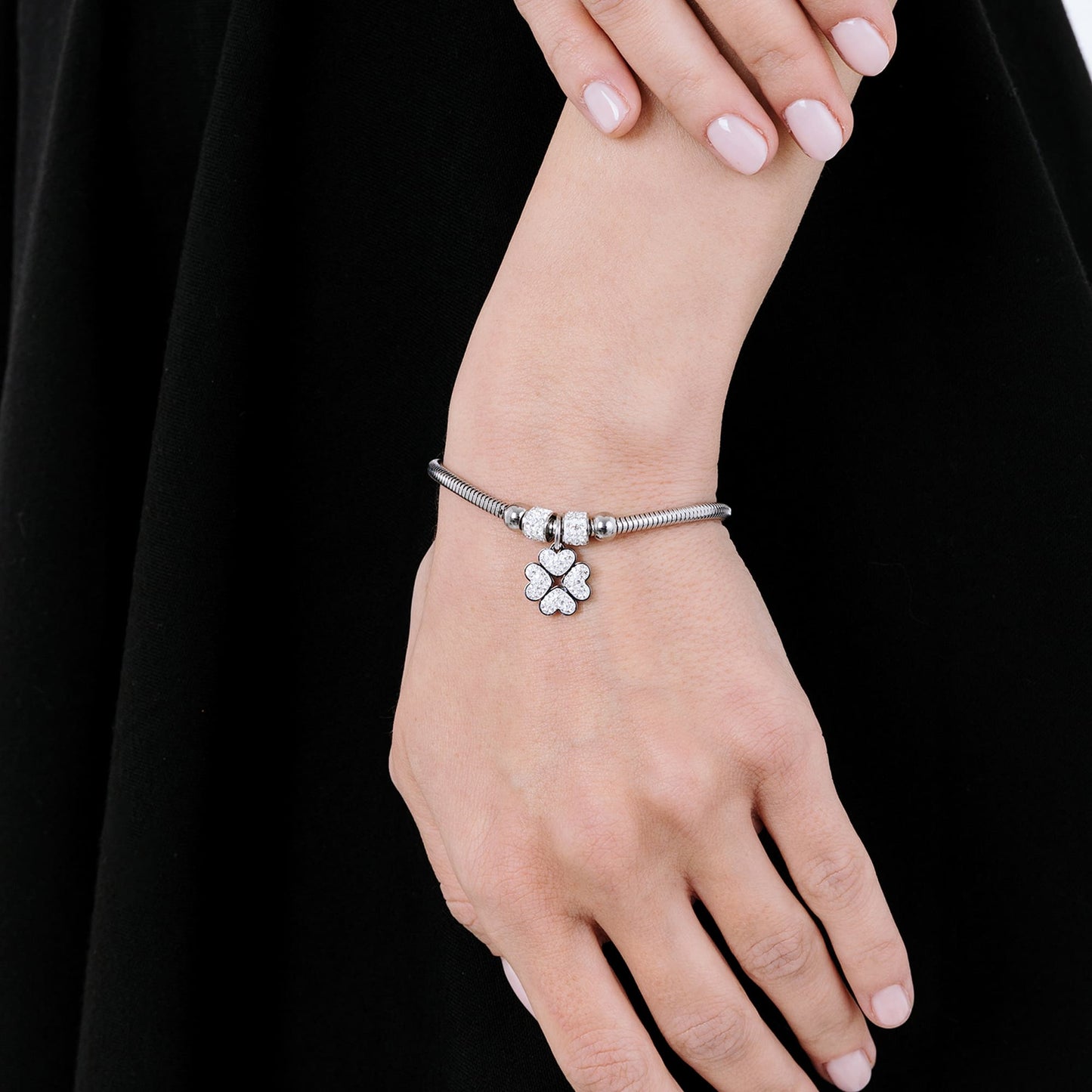 PULSERA DE ACERO PARA MUJER CON TRÉBOL DE CUATRO HOJAS Y CRISTALES BLANCOS