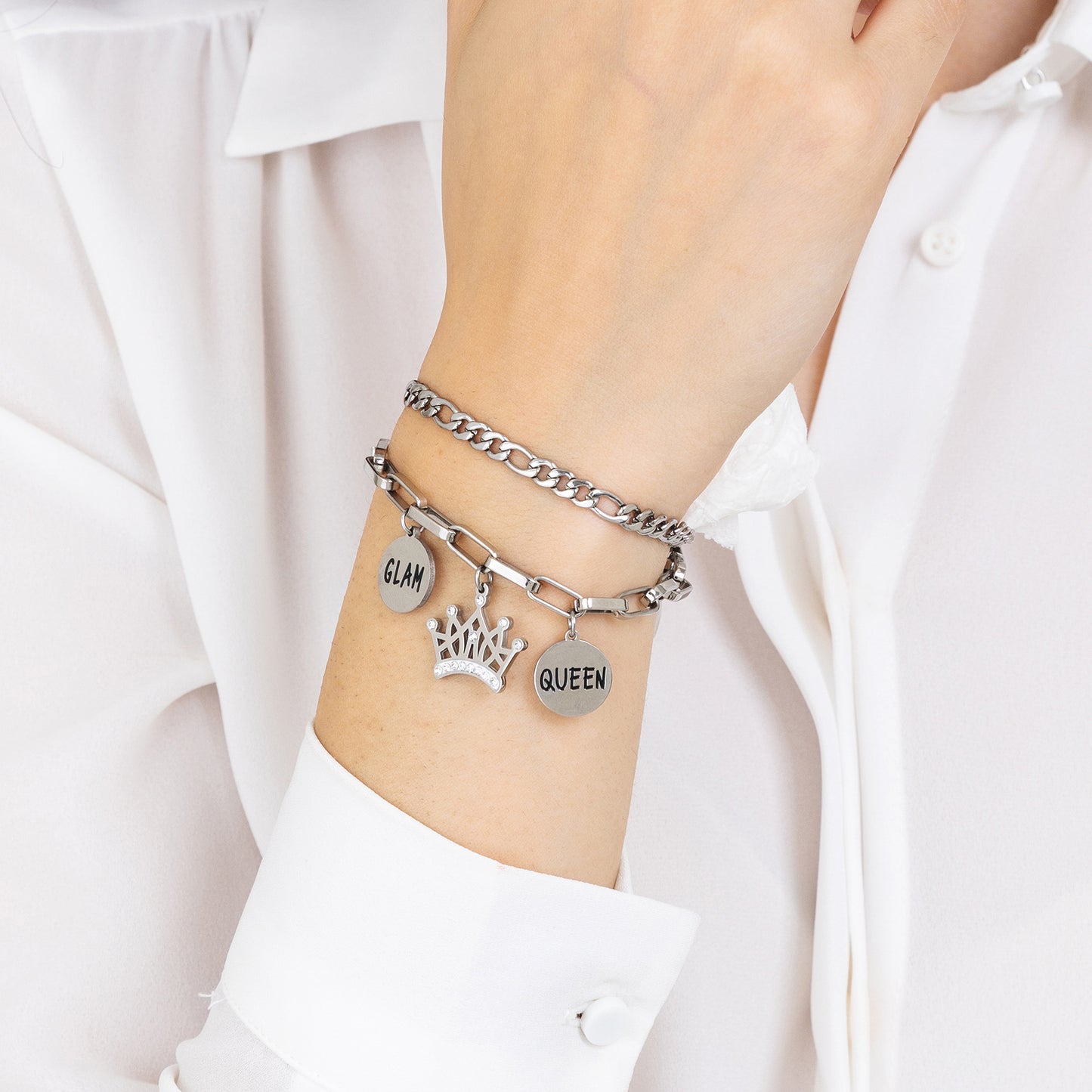 PULSERA DE ACERO PARA MUJER CON CORONA CON CRISTALES BLANCOS Y PLACAS DE ESMALTE