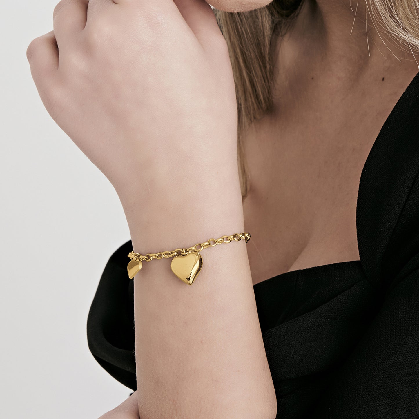 IP PULSERA DE ACERO DORADO PARA MUJER CON CORAZONES