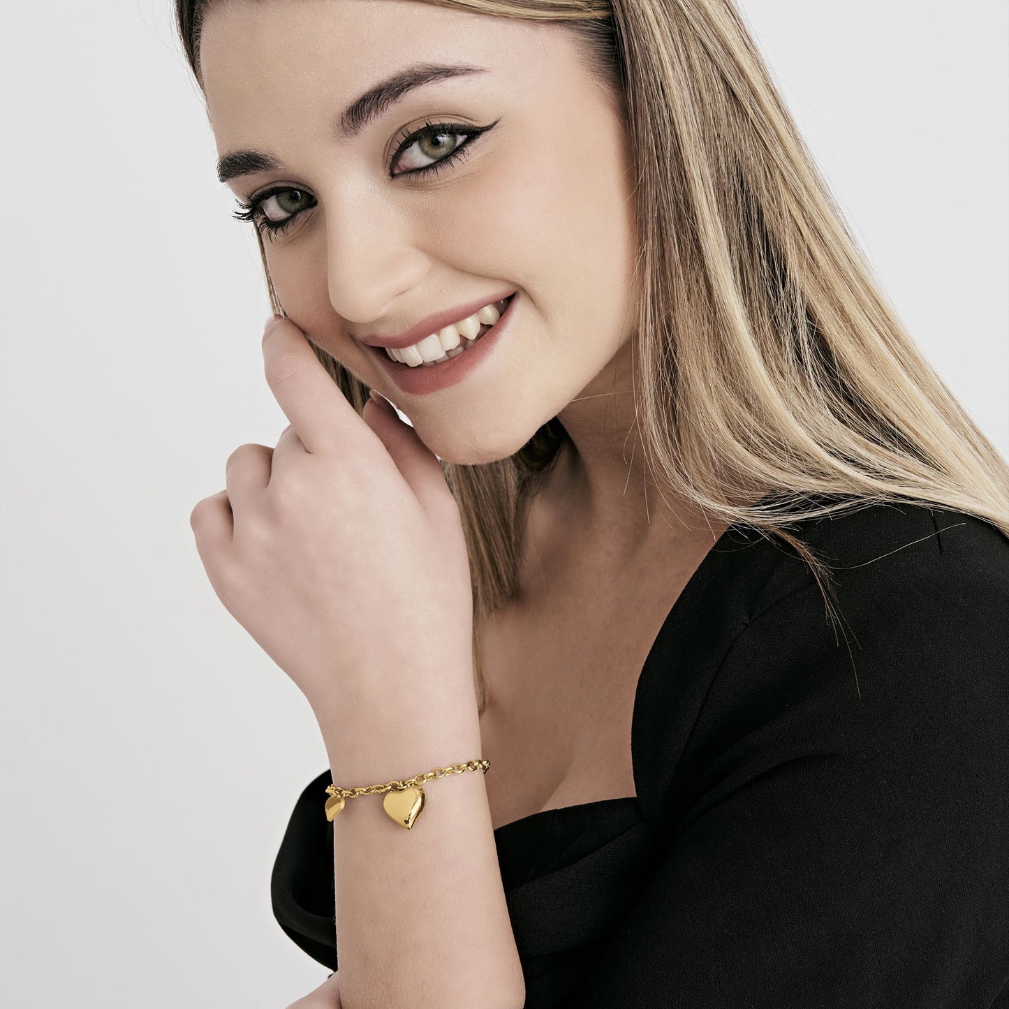 IP PULSERA DE ACERO DORADO PARA MUJER CON CORAZONES
