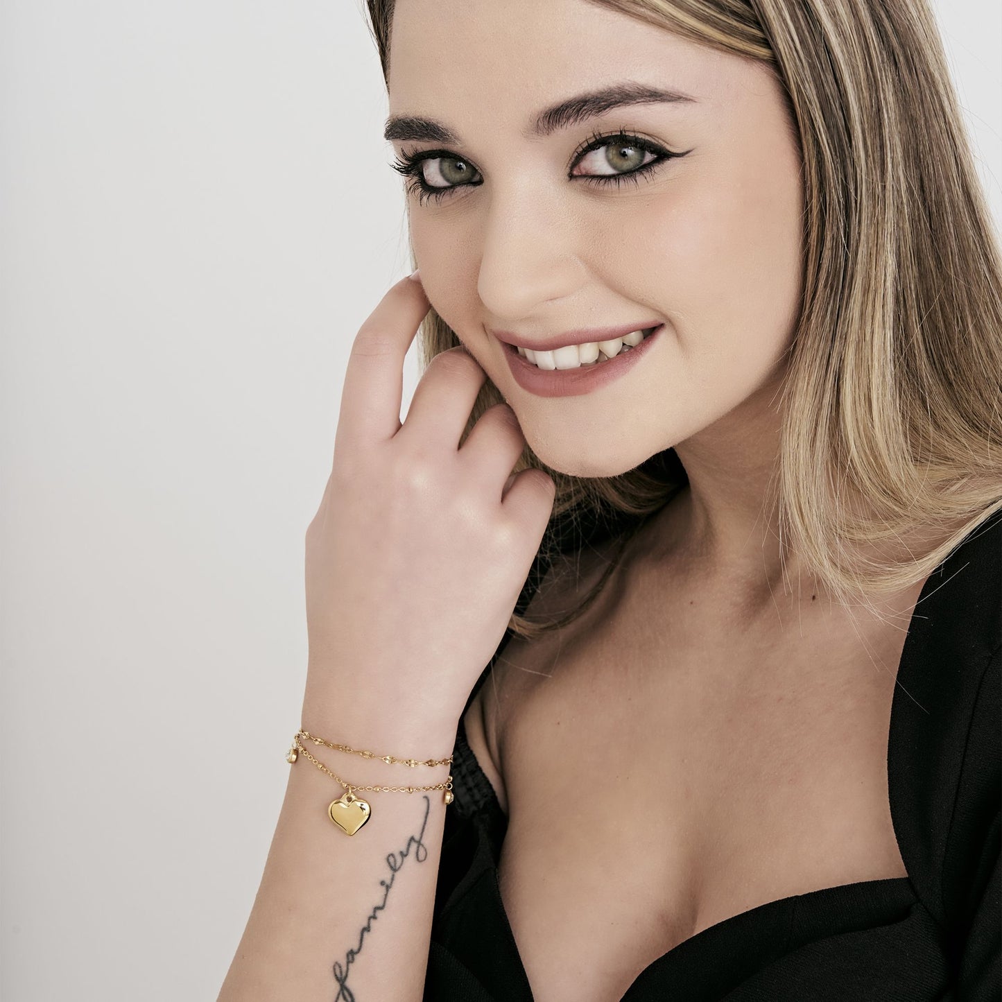 IP PULSERA DE ACERO DORADO PARA MUJER CON CORAZÓN Y CRISTALES BLANCOS