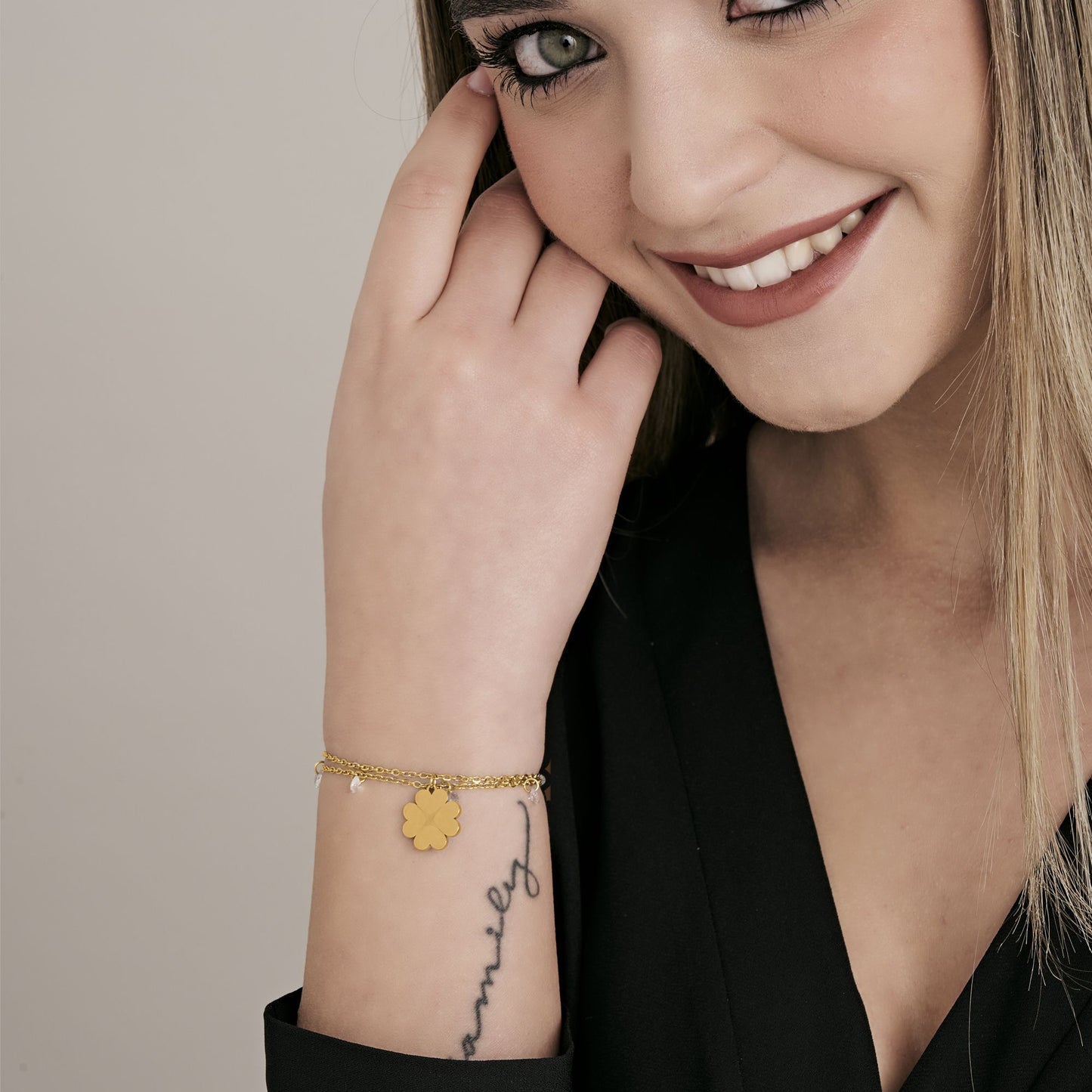 IP PULSERA DE ACERO DORADO PARA MUJER CON TRÉBOL DE CUATRO HOJAS Y CRISTALES