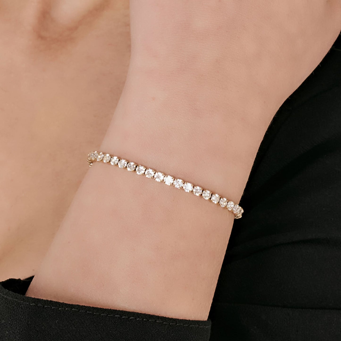 IP BRAZALETE DE ACERO DORADO PARA MUJER CON CRISTALES BLANCOS