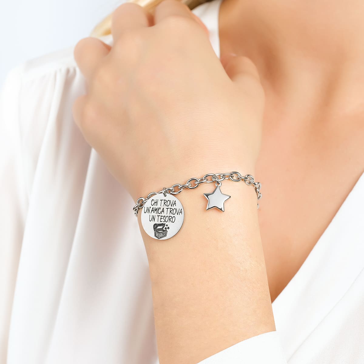 BRAZALETE DE ACERO PARA MUJER QUIEN ENCUENTRA UN AMIGO ENCUENTRA UN TESORO