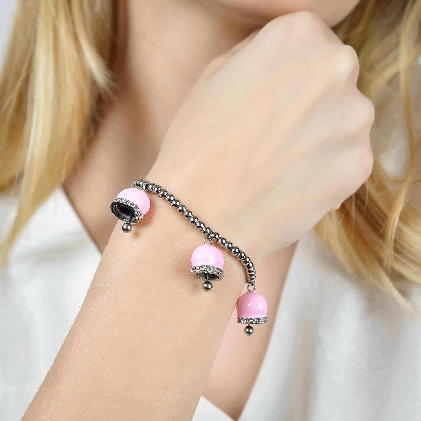 PULSERA DE ACERO PARA MUJER CON CAMPANAS DE ESMALTE ROSA Y CRISTALES BLANCOS