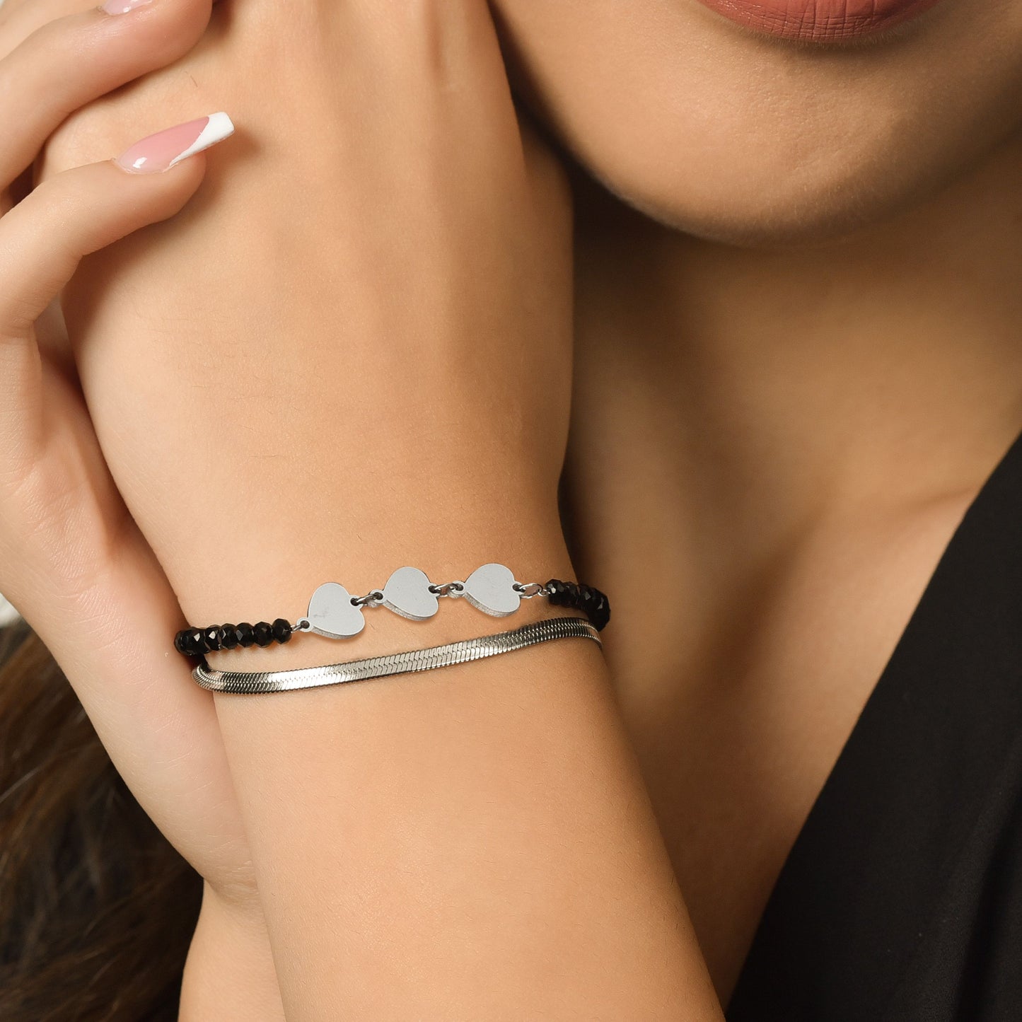 PULSERA MULTIFILAR DE ACERO PARA MUJER CON CRISTALES NEGROS Y CORAZONES