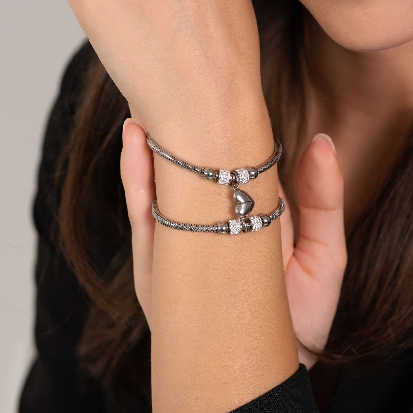 PULSERAS DE ACERO PARA MUJER CON MEDIO CORAZÓN IMANTADO