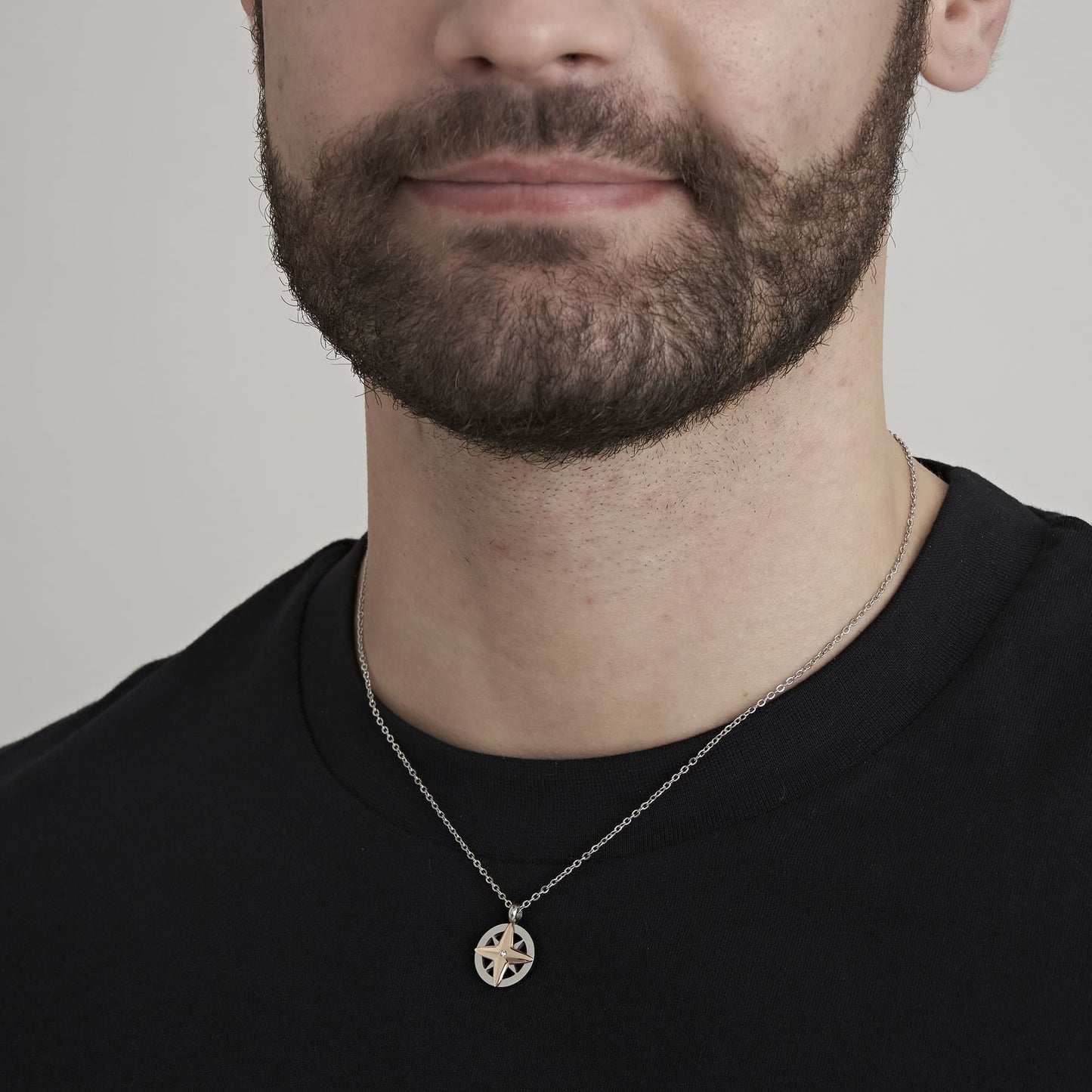 COLLAR DE ACERO PARA HOMBRES CON ROSA DE LOS VIENTOS IP