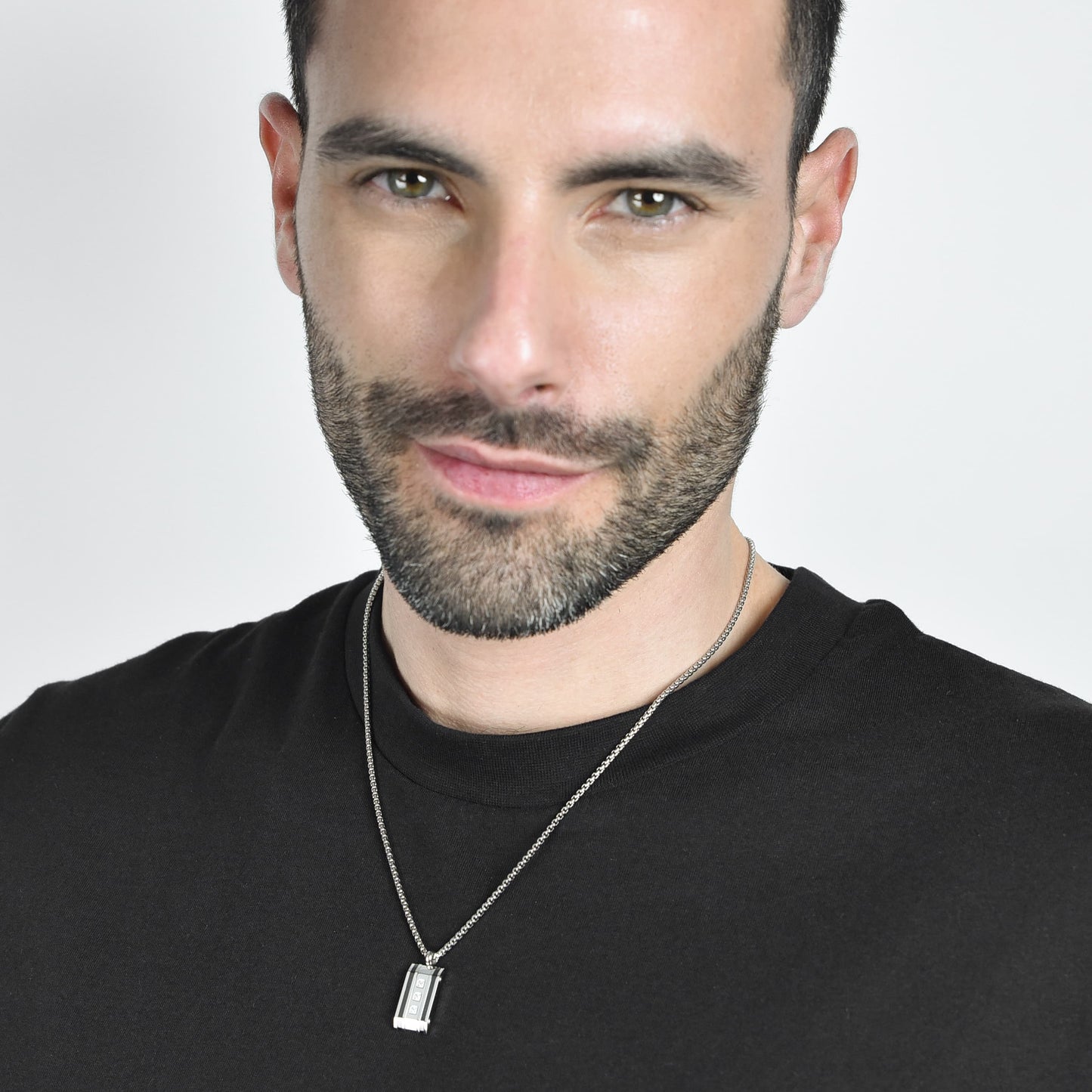 COLLAR DE ACERO PARA HOMBRE CON PLACA DE CRISTAL BLANCO