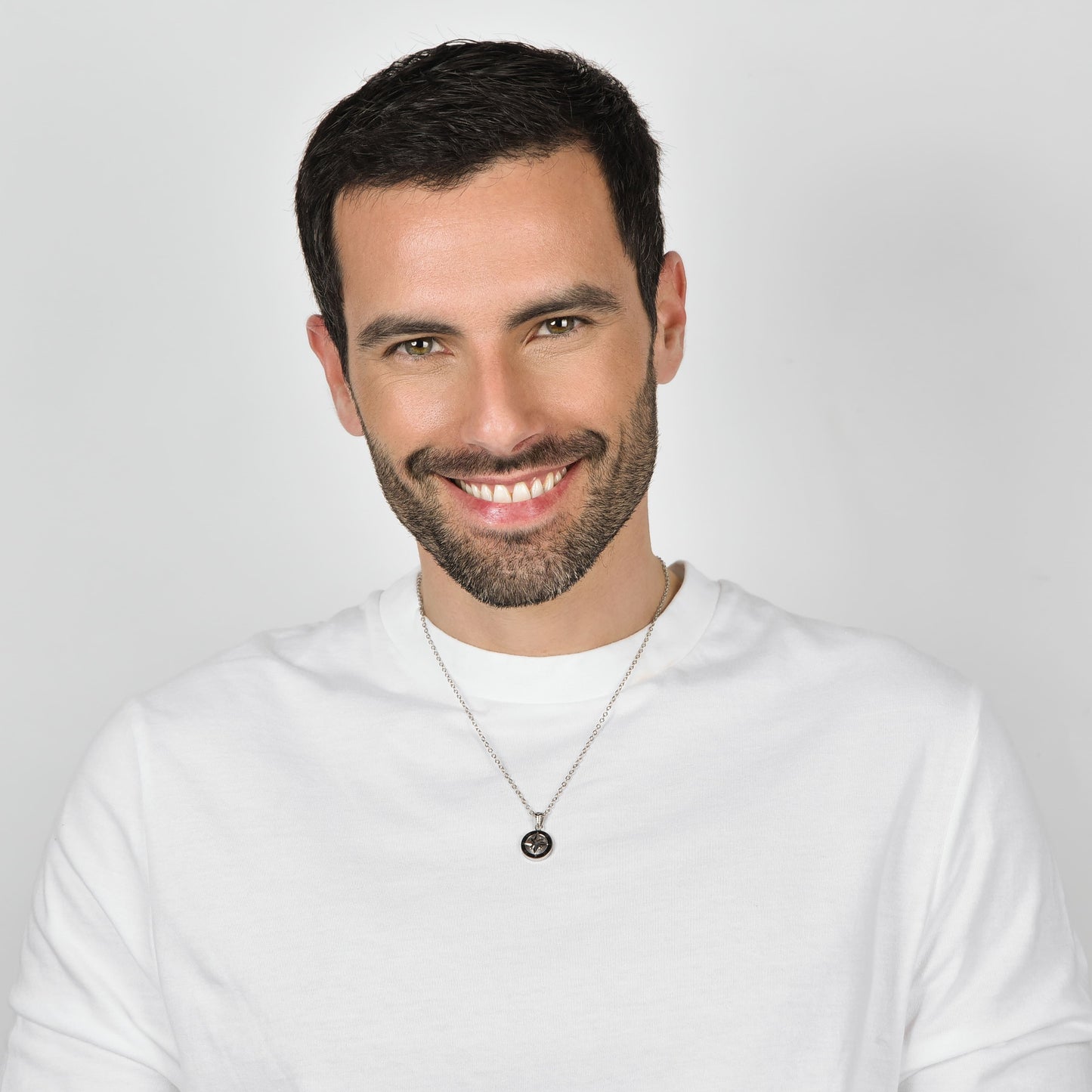 COLLAR DE ACERO PARA HOMBRE CON ROSA DE LOS VIENTOS Y ESMALTE NEGRO