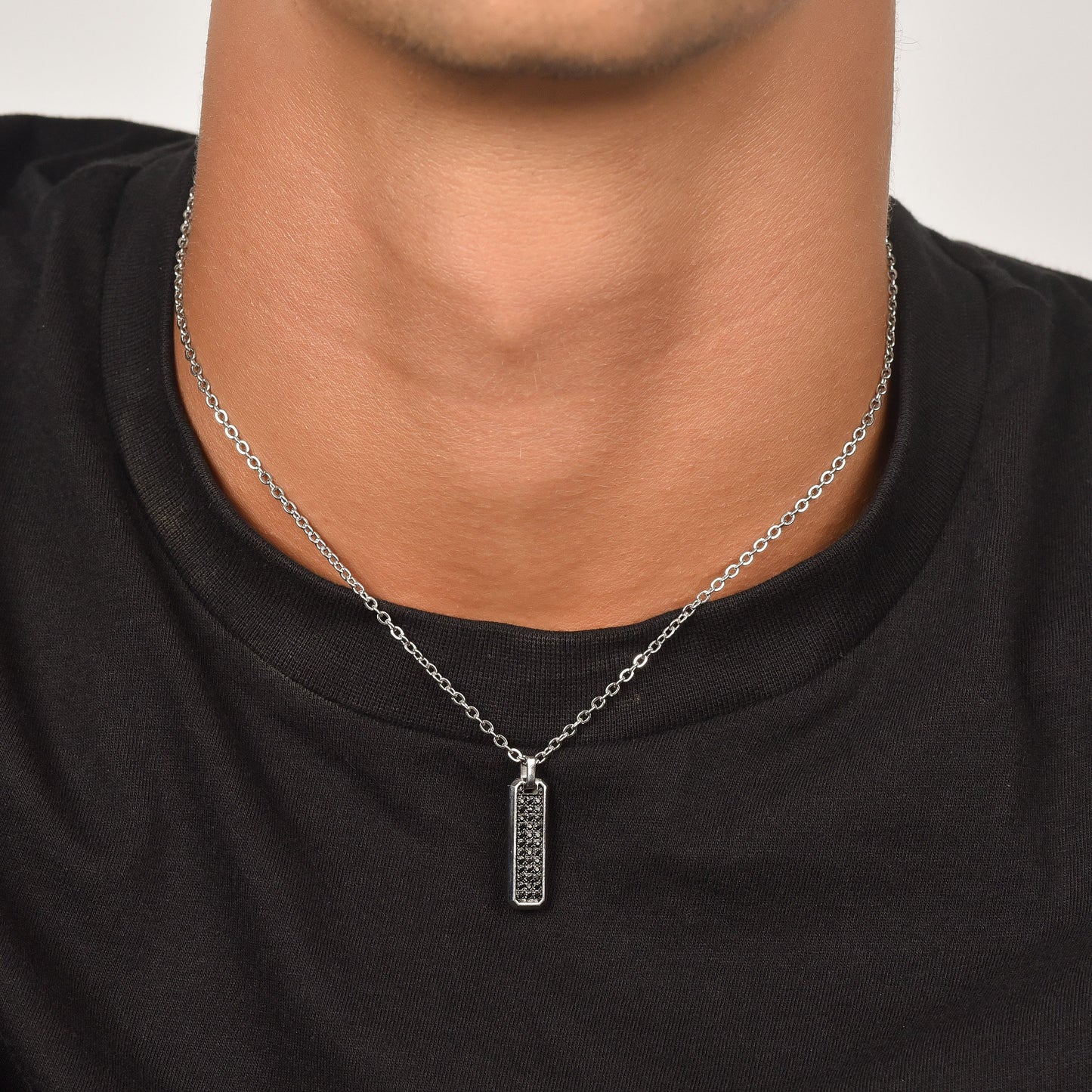 COLLAR DE HOMBRE DE ACERO CON ELEMENTO DE CRISTAL NEGRO