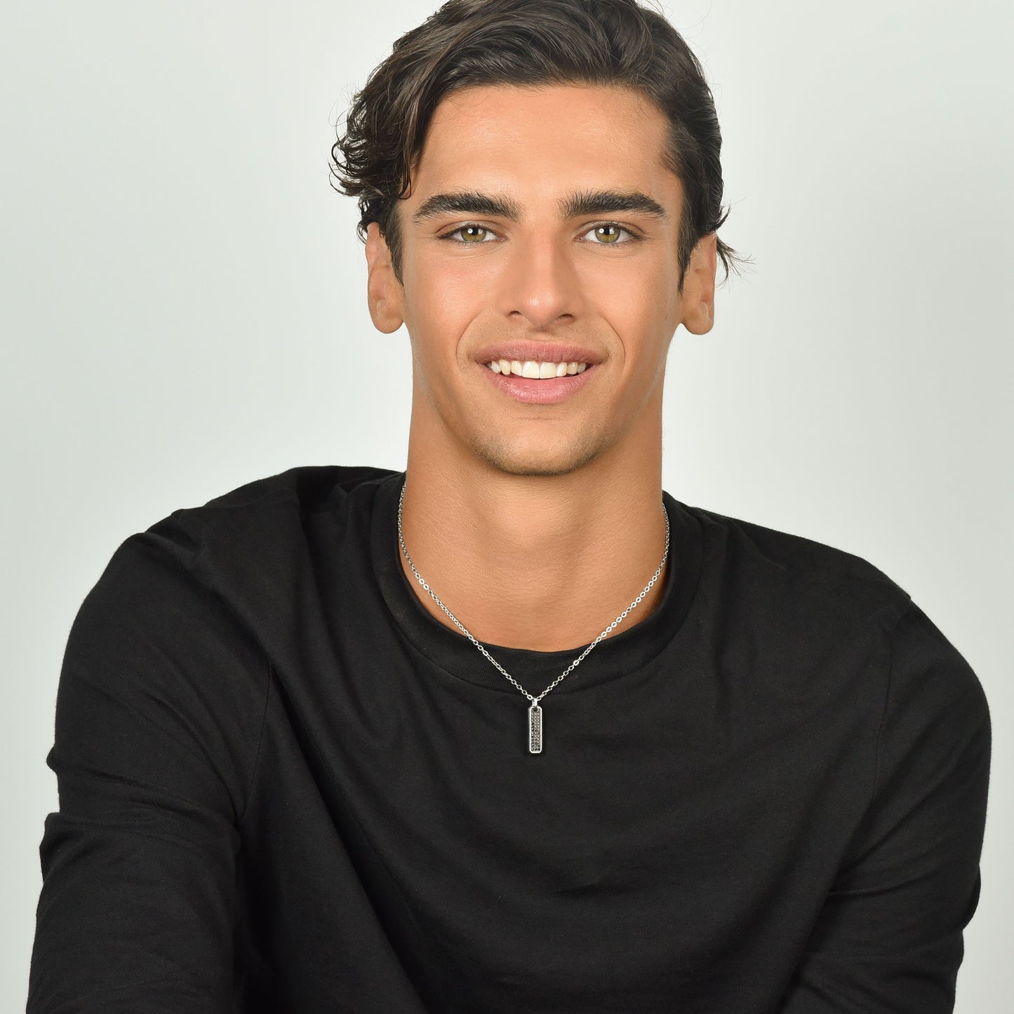 COLLAR DE HOMBRE DE ACERO CON ELEMENTO DE CRISTAL NEGRO