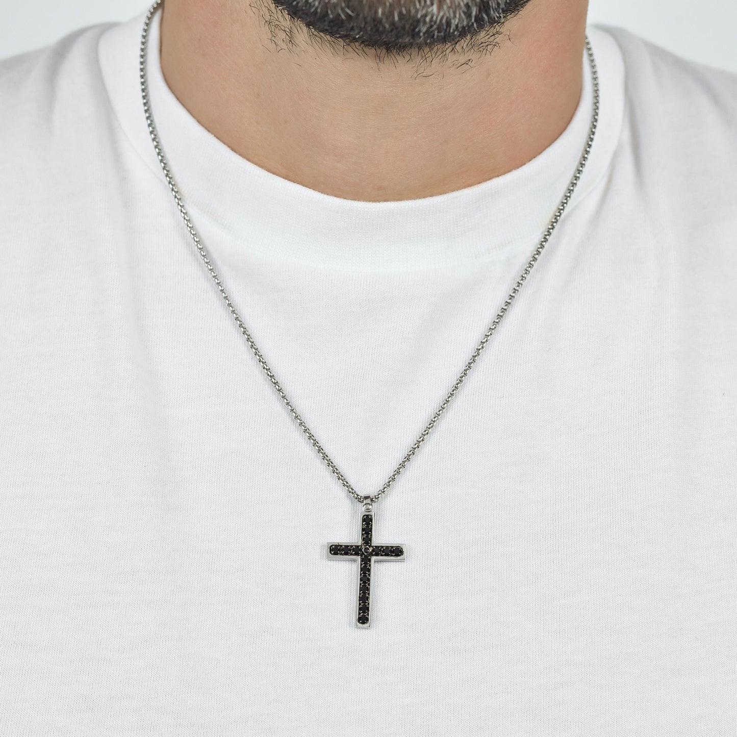 COLLAR CRUZ DE HOMBRE DE ACERO CON CRISTALES NEGROS
