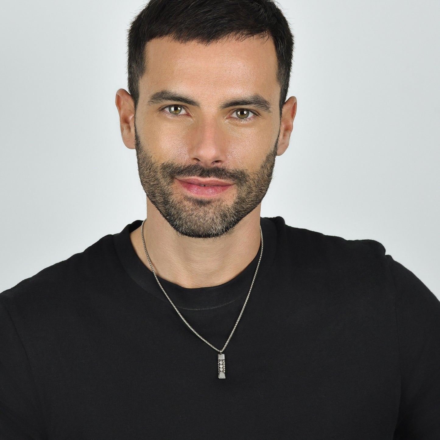 COLLAR ELEMENTO DE ACERO PARA HOMBRE CON CRISTALES BLANCOS