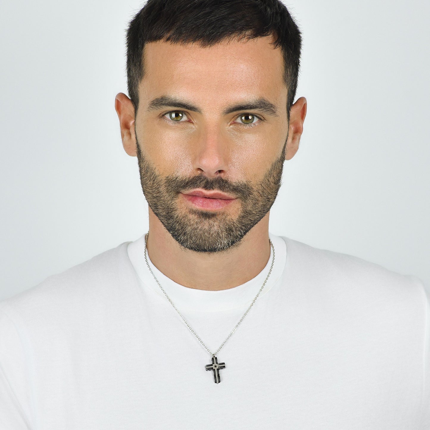 COLLAR CRUZ DE HOMBRE EN ACERO Y CERÁMICA NEGRA