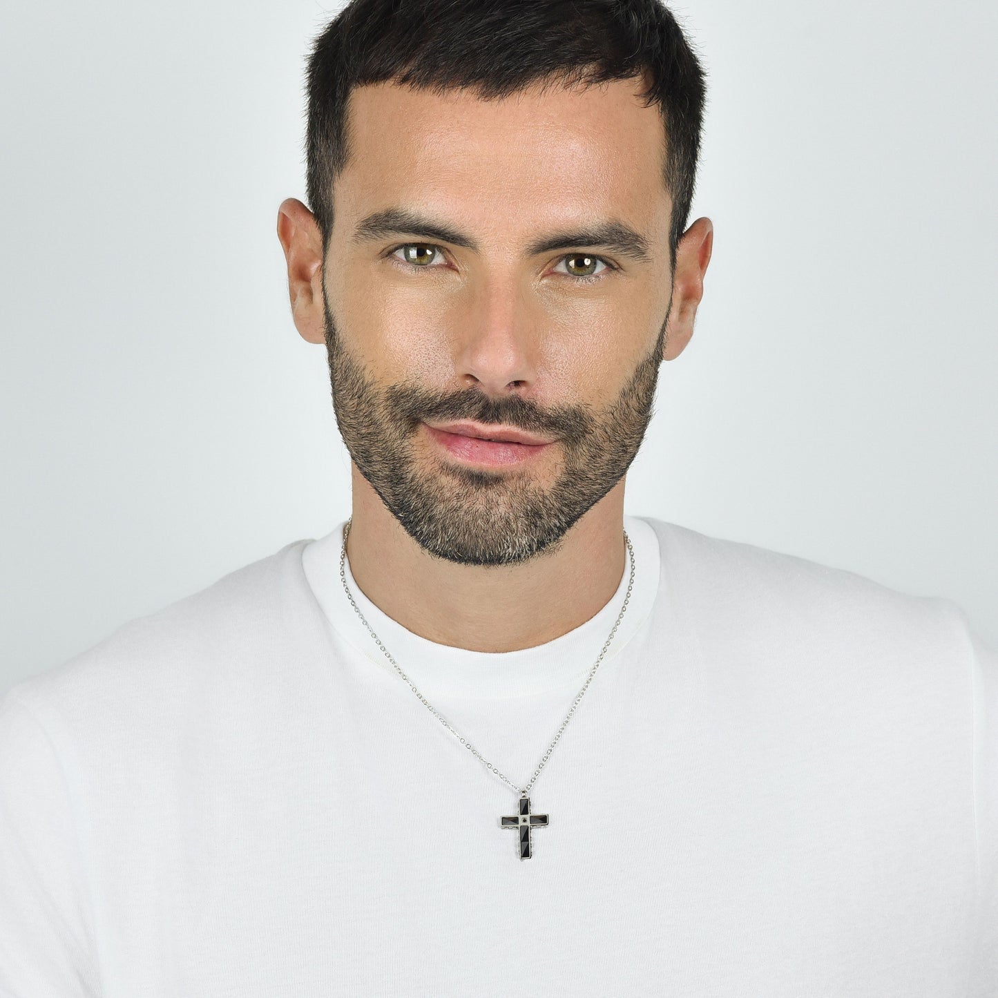 COLLAR CRUZ DE HOMBRE DE ACERO Y CERÁMICA NEGRA CON CRISTAL NEGRO