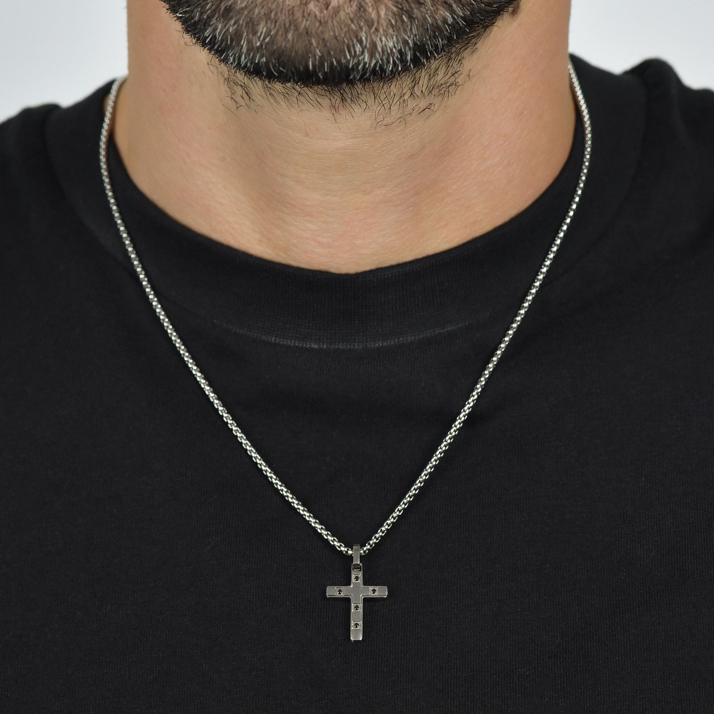 COLLAR CRUZ DE HOMBRE DE ACERO CON CRISTALES NEGROS