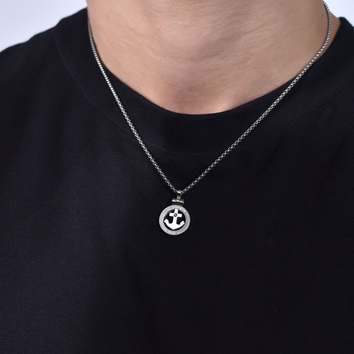 COLLAR DE HOMBRE CON ANCLA DE ACERO Y CRISTAL NEGRO