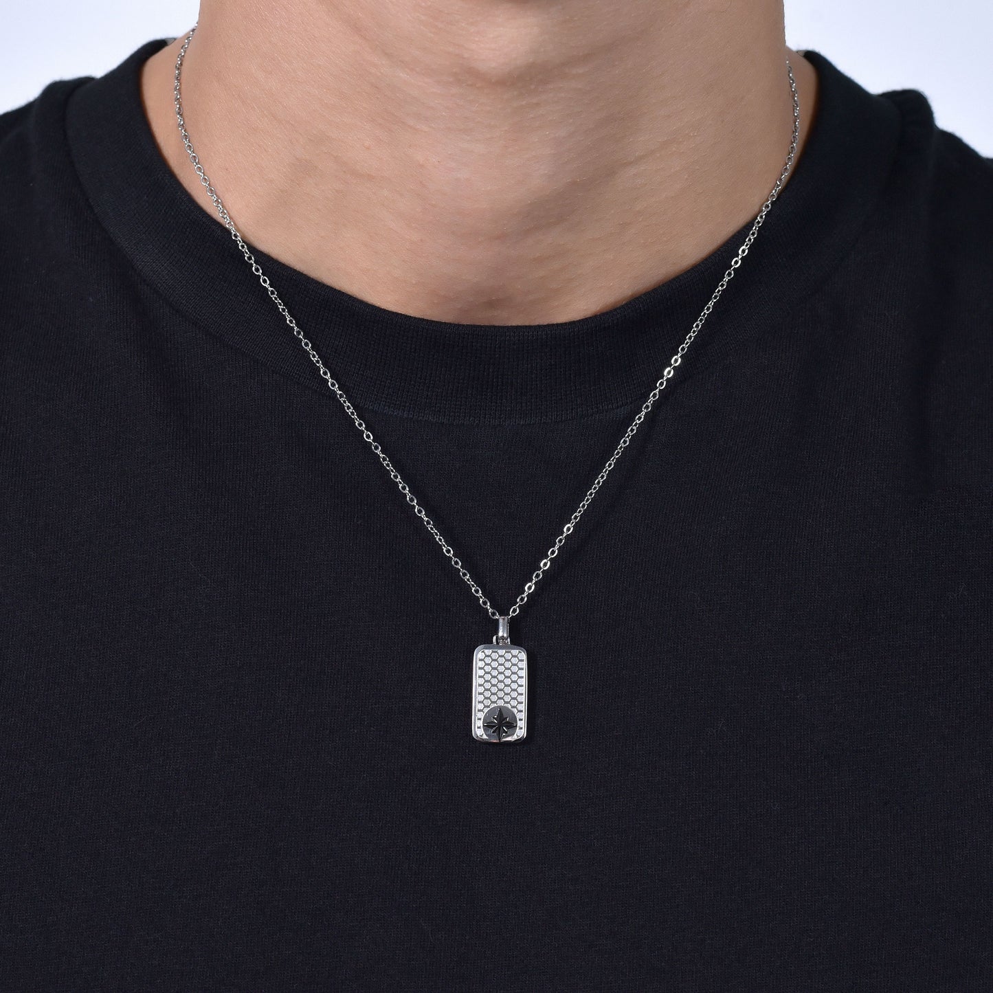 COLLAR DE ACERO PARA HOMBRE CON PLACA DE ROSA DE LOS VIENTOS