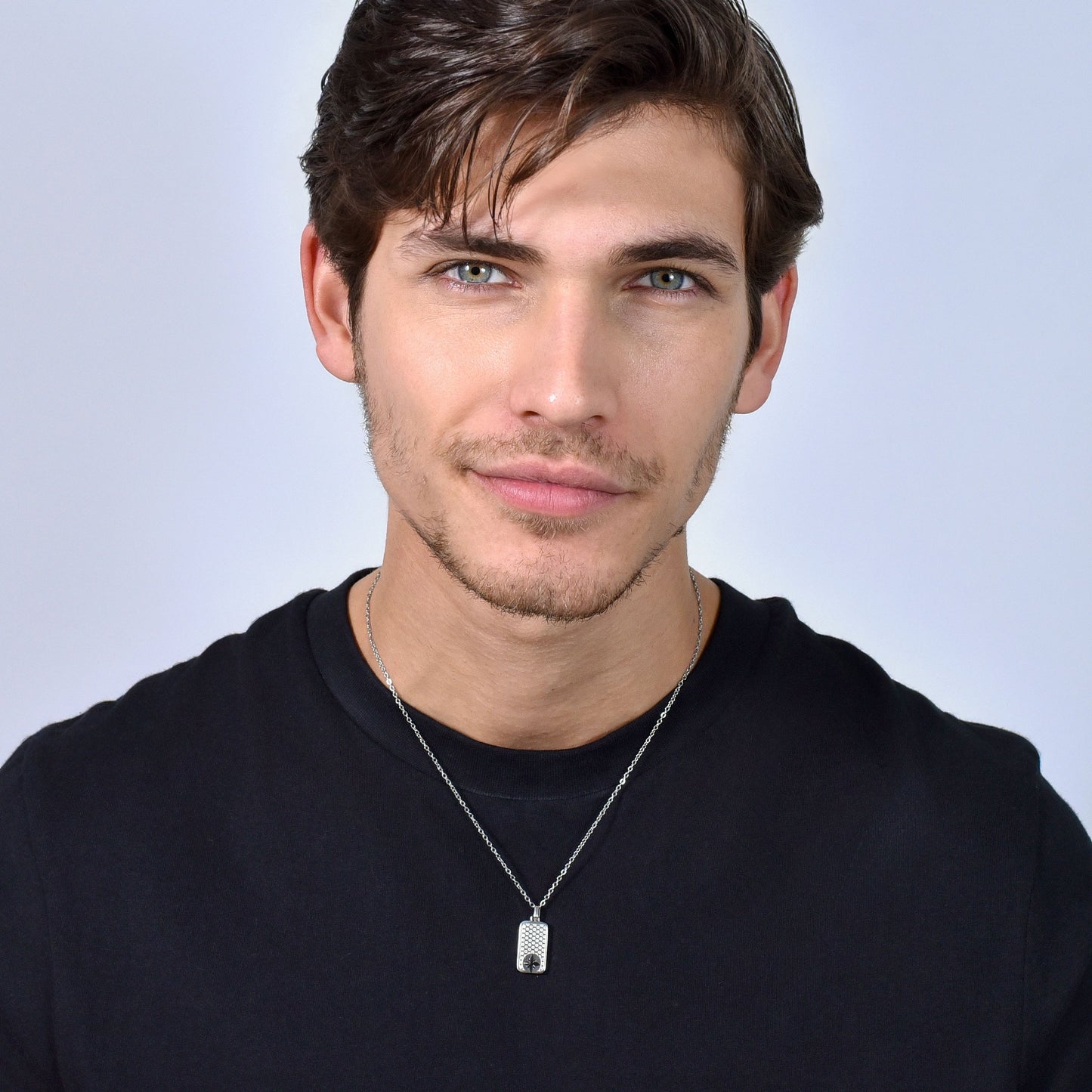 COLLAR DE ACERO PARA HOMBRE CON PLACA DE ROSA DE LOS VIENTOS