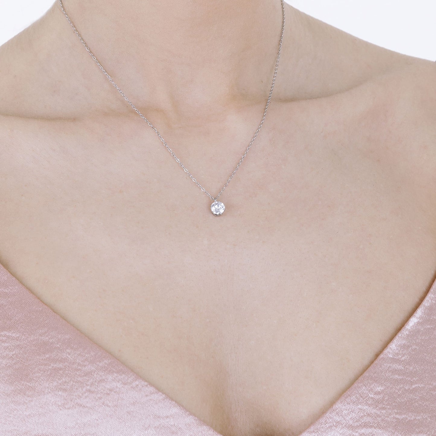 COLLAR DE MUJER CON LUZ DE PUNTA DE ACERO Y CRISTAL BLANCO DE 6 MM