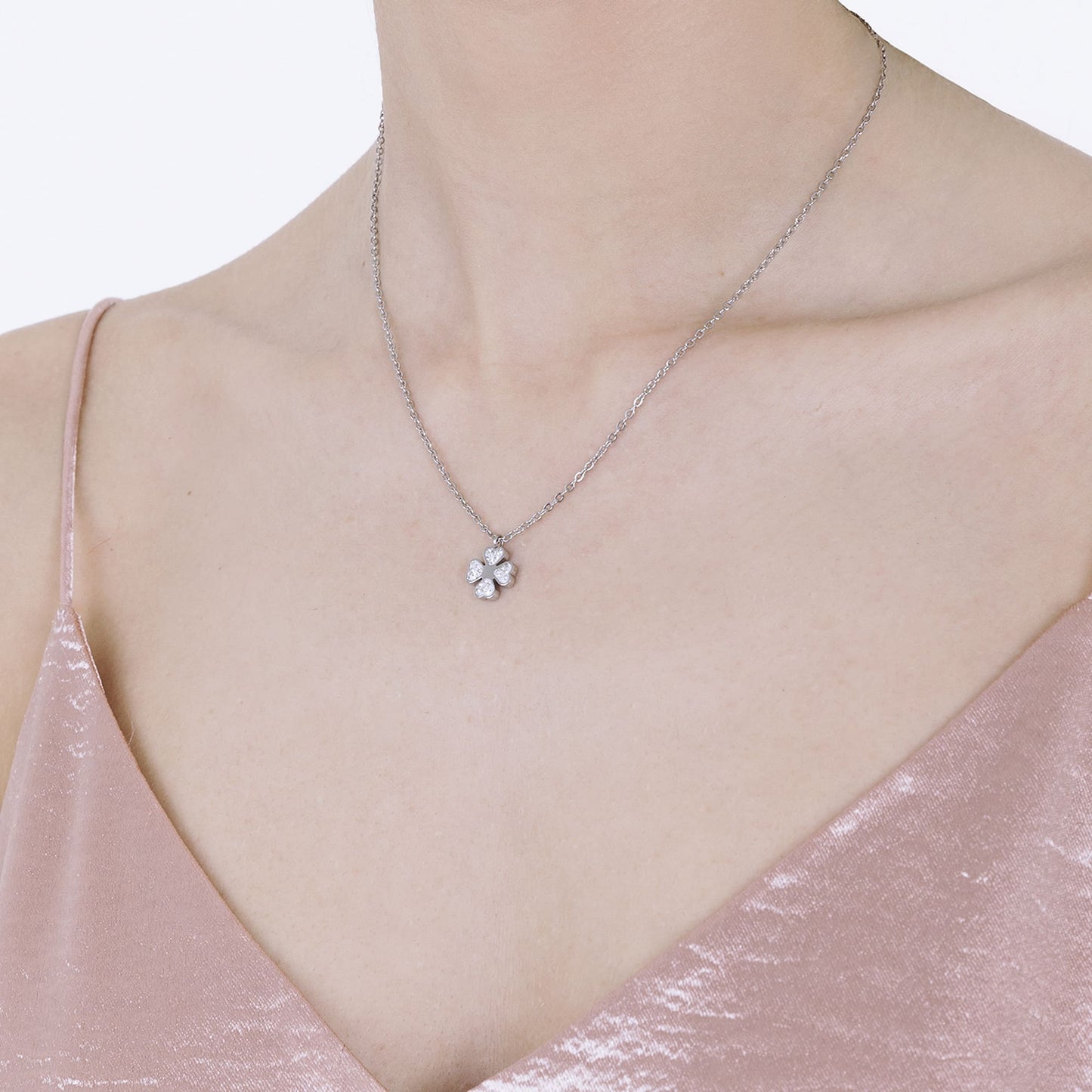 COLLAR DE ACERO PARA MUJER CON TRÉBOL DE CUATRO HOJAS Y CRISTALES BLANCOS