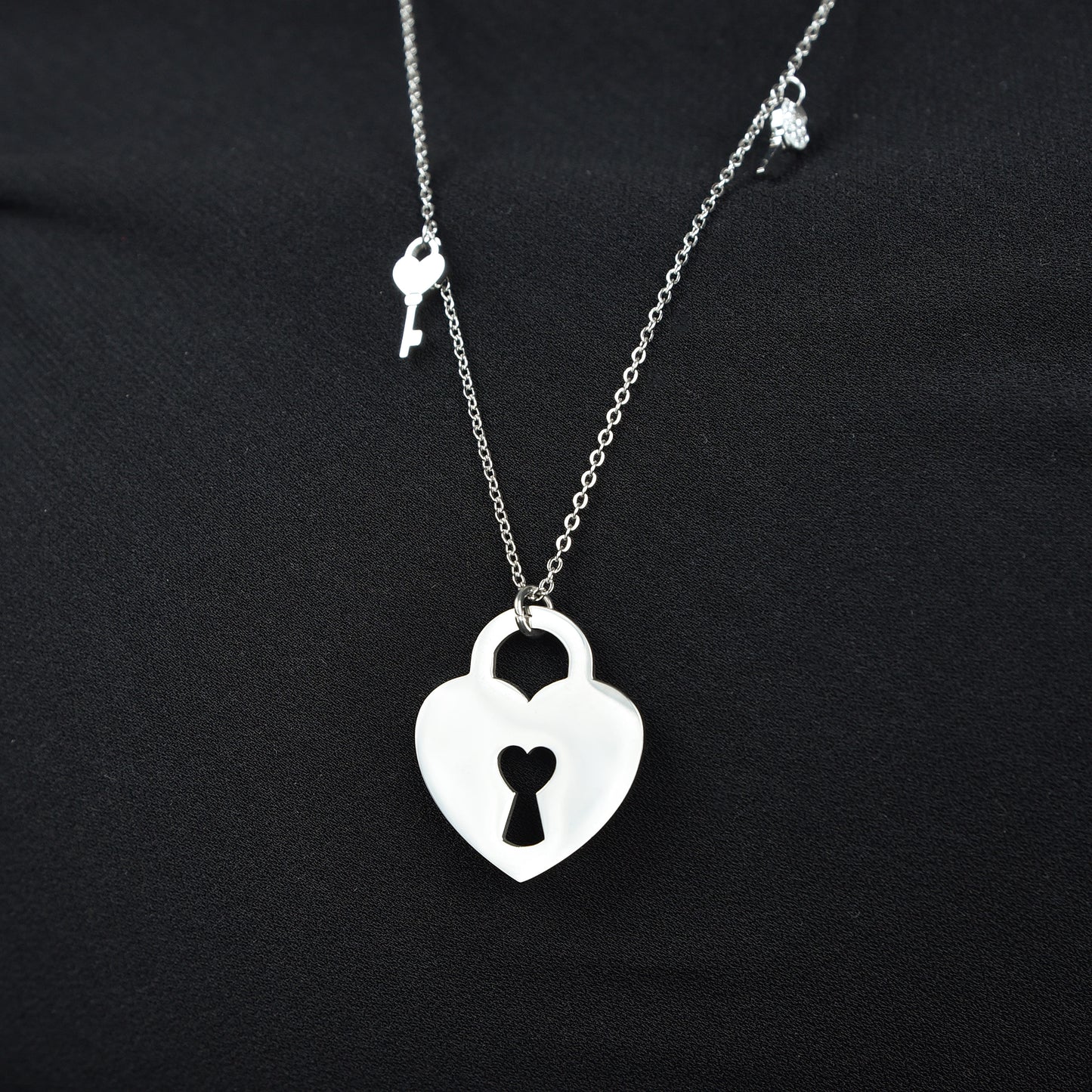 COLLAR DE ACERO CON LLAVE DE CORAZÓN