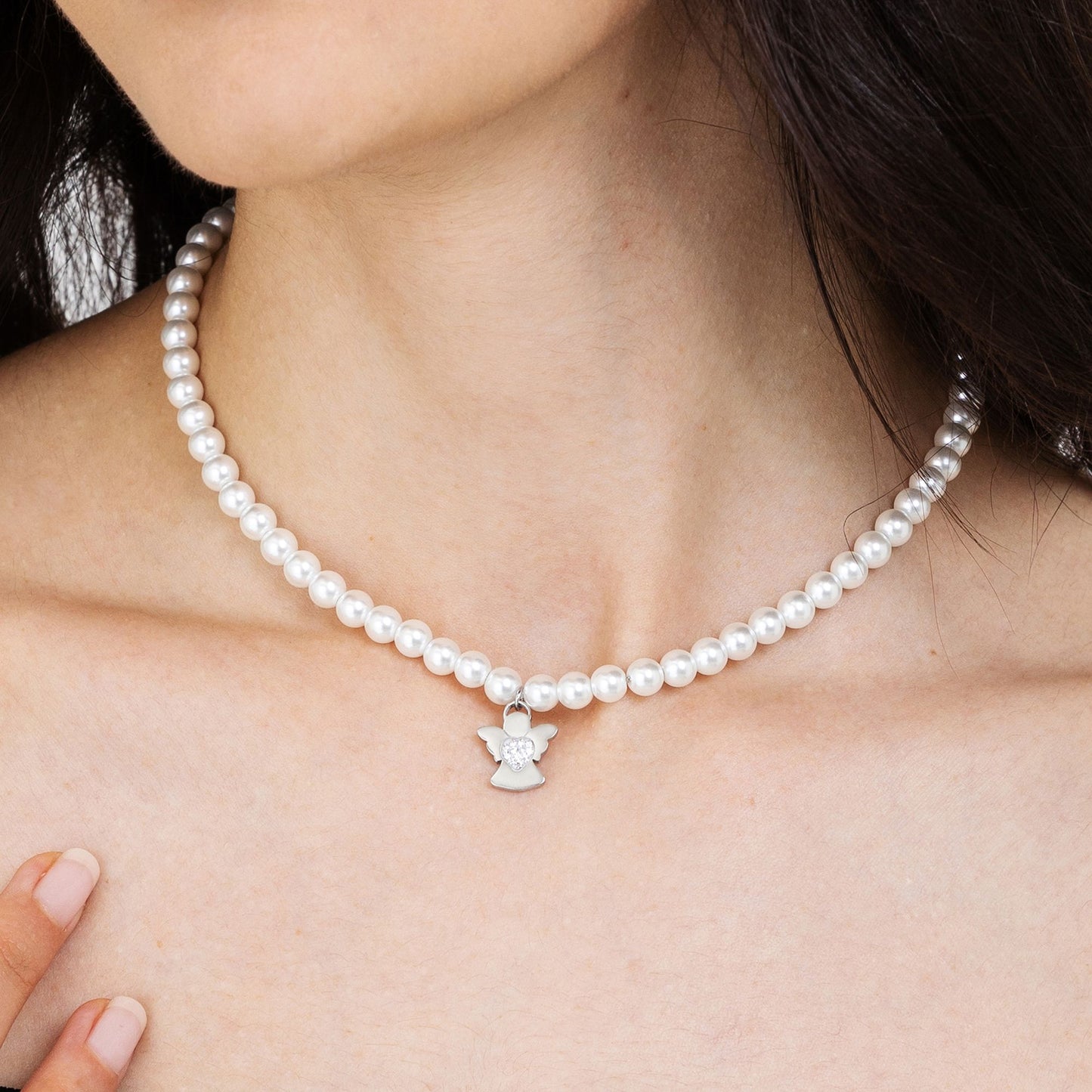 COLLAR DE PERLAS BLANCAS DE MUJER CON ÁNGEL