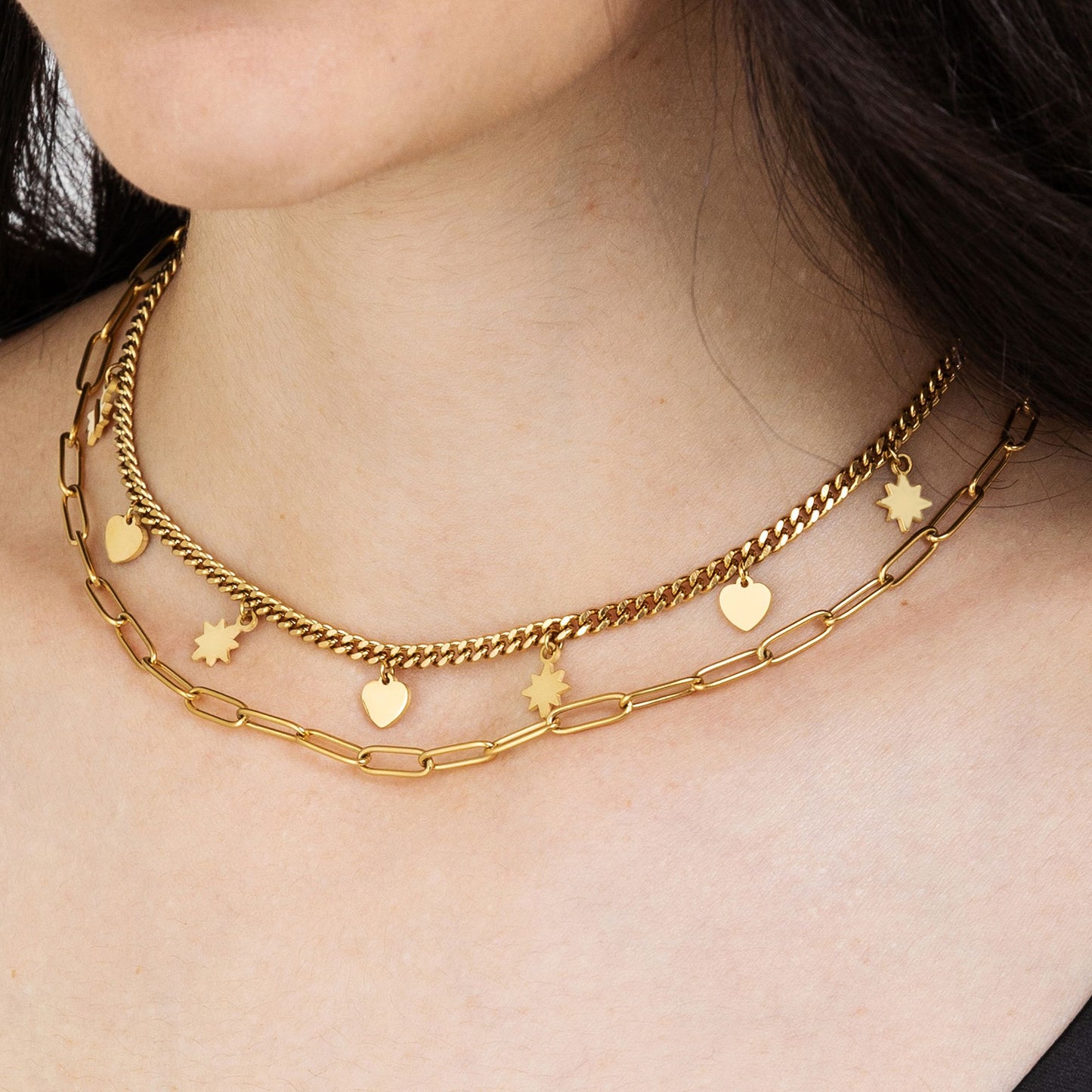 COLLAR DE ACERO IP DE ORO DE VARIAS VUELTAS CON ESTRELLAS Y CORAZONES