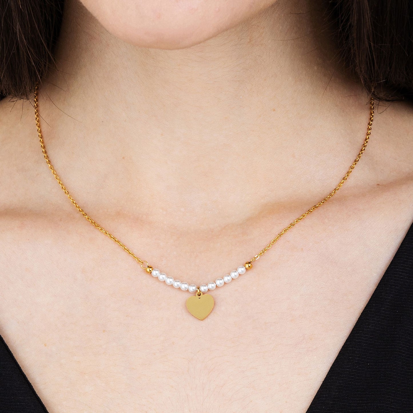 IP COLLAR DE ACERO DORADO PARA MUJER CON CORAZON Y PERLAS BLANCAS