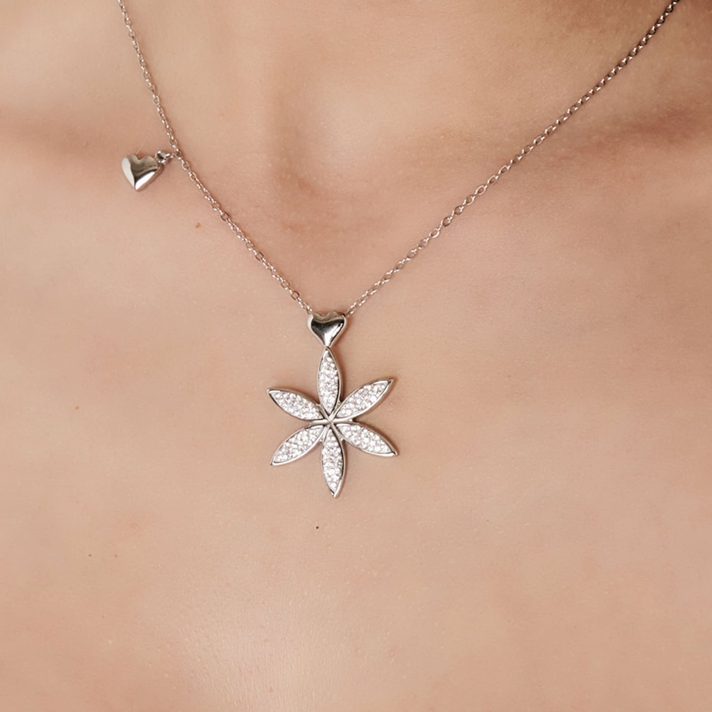 COLLAR DE ACERO PARA MUJER CON FLOR DE LA VIDA Y CORAZÓN