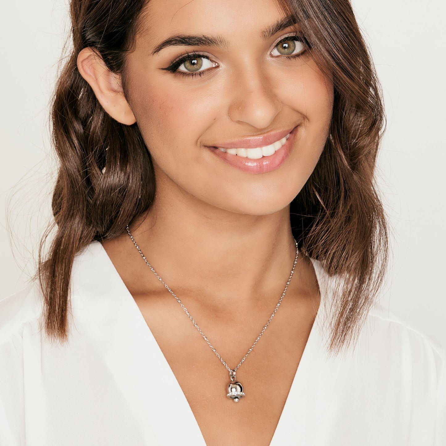 COLLAR DE CAMPANA DE ACERO PARA MUJER CON CRISTALES BLANCOS