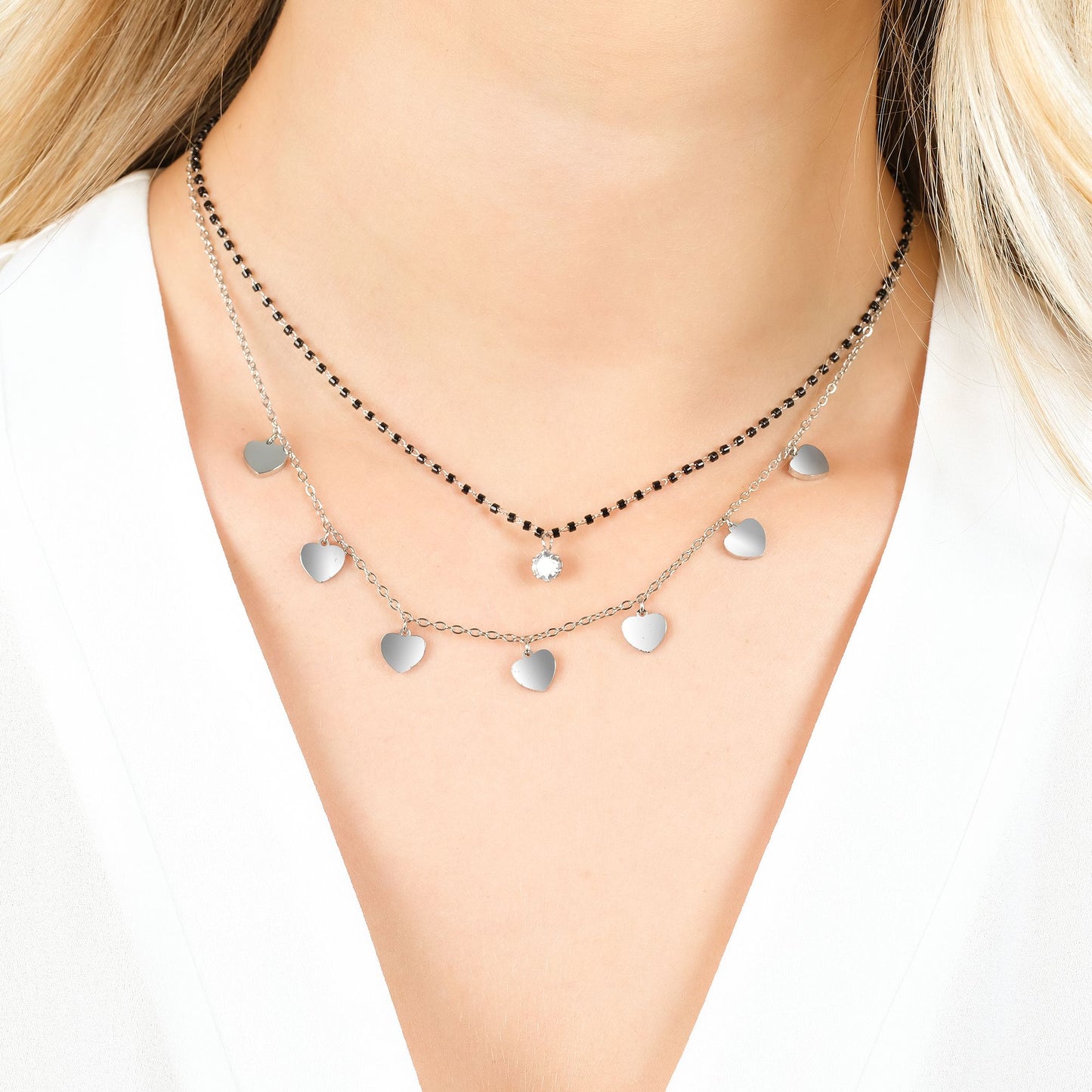 COLLAR DE ACERO PARA MUJER CON CORAZONES, ELEMENTOS IP NEGROS Y CRISTAL BLANCO