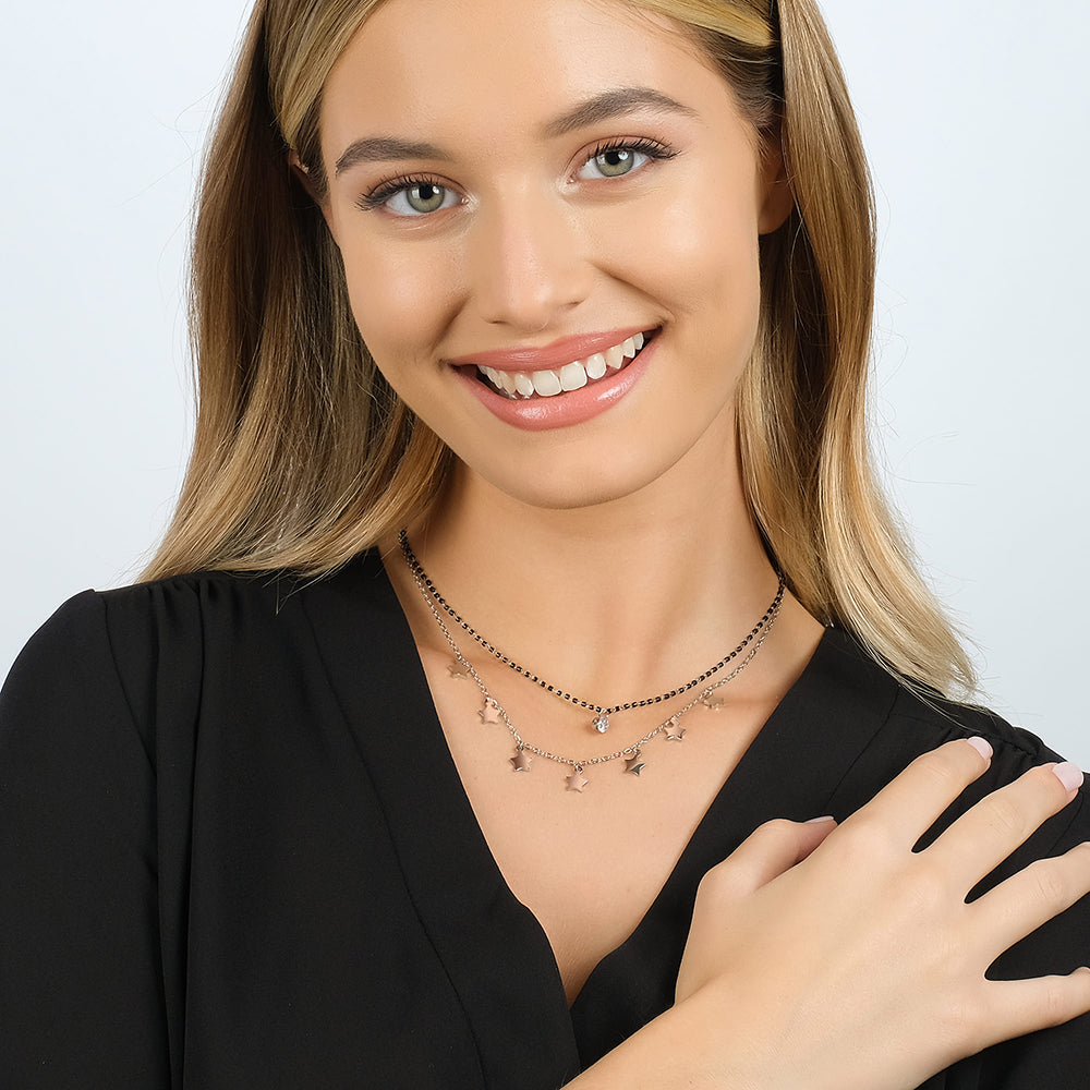 COLLAR DE ACERO PARA MUJER CON ESTRELLAS, ELEMENTOS IP NEGROS Y CRISTAL BLANCO