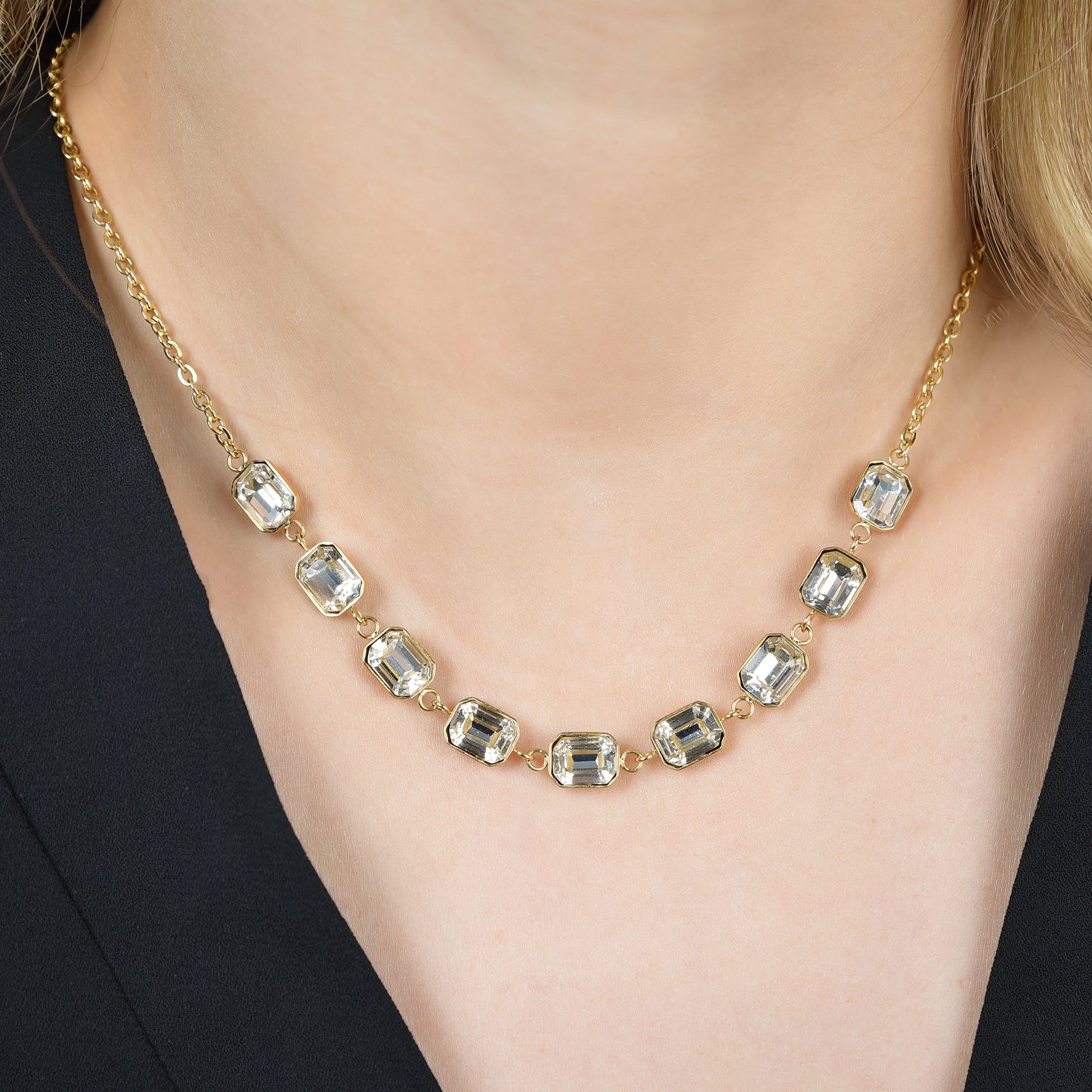 IP COLLAR DE ACERO DORADO PARA MUJER CON CRISTALES BLANCOS